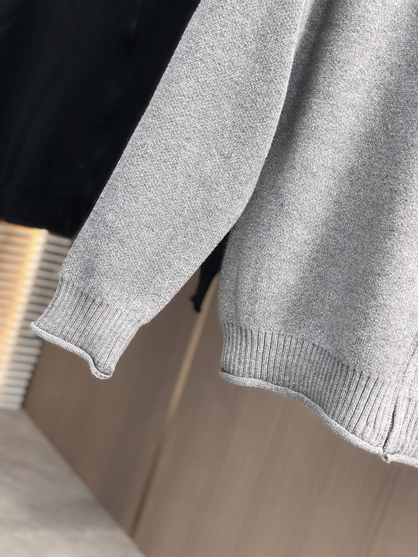 。芬迪。2025秋冬针织毛衣连帽开衫顶级进口针织棉面料 采用进口编织机制造 亲肤不扎身 不起球 手感很柔