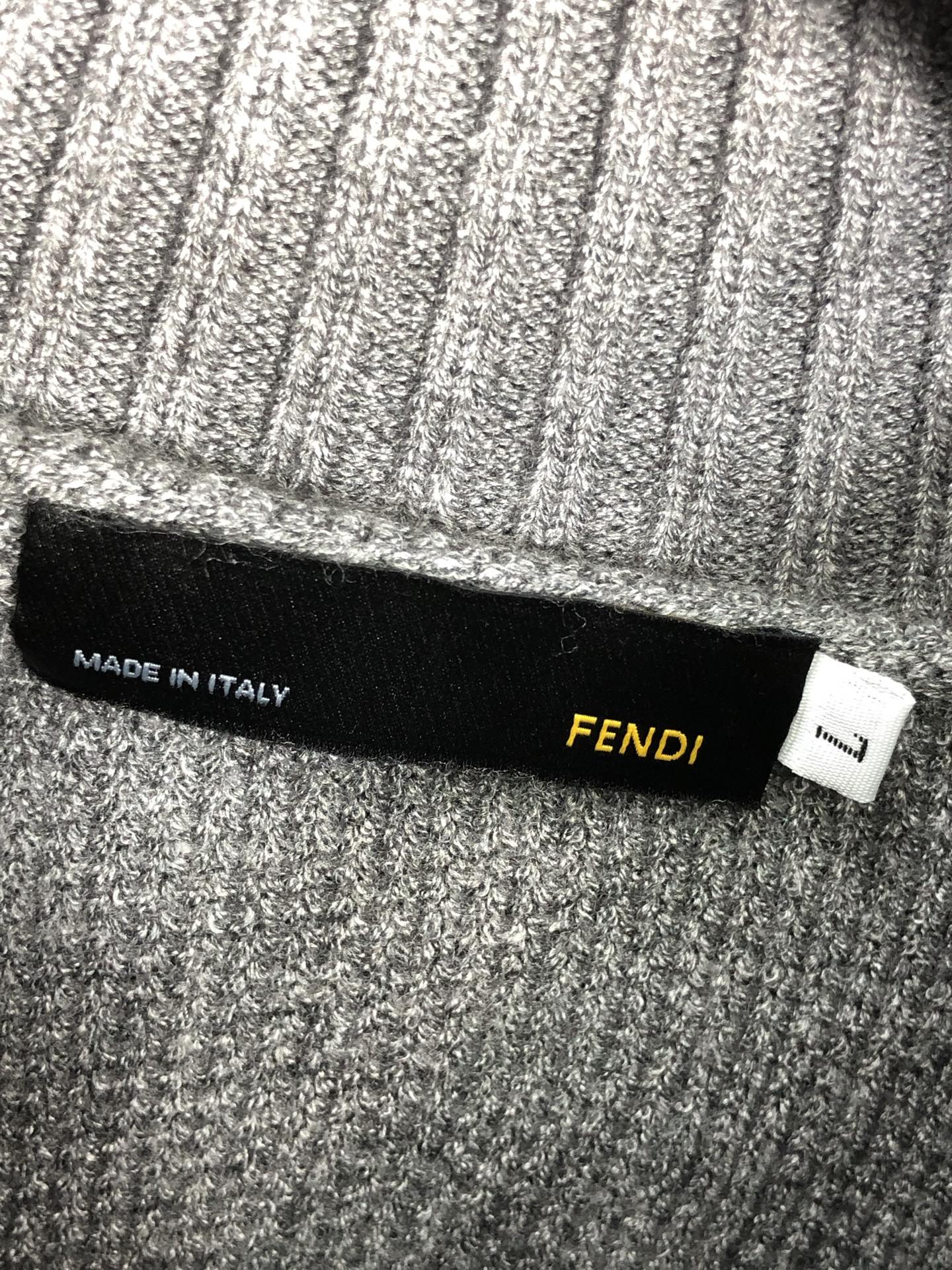 。芬迪。2025秋冬针织毛衣连帽开衫顶级进口针织棉面料 采用进口编织机制造 亲肤不扎身 不起球 手感很柔