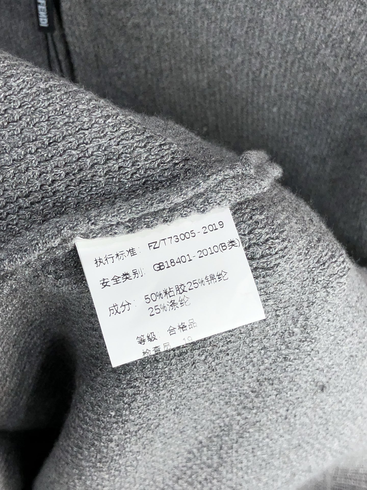 。芬迪。2025秋冬针织毛衣连帽开衫顶级进口针织棉面料 采用进口编织机制造 亲肤不扎身 不起球 手感很柔