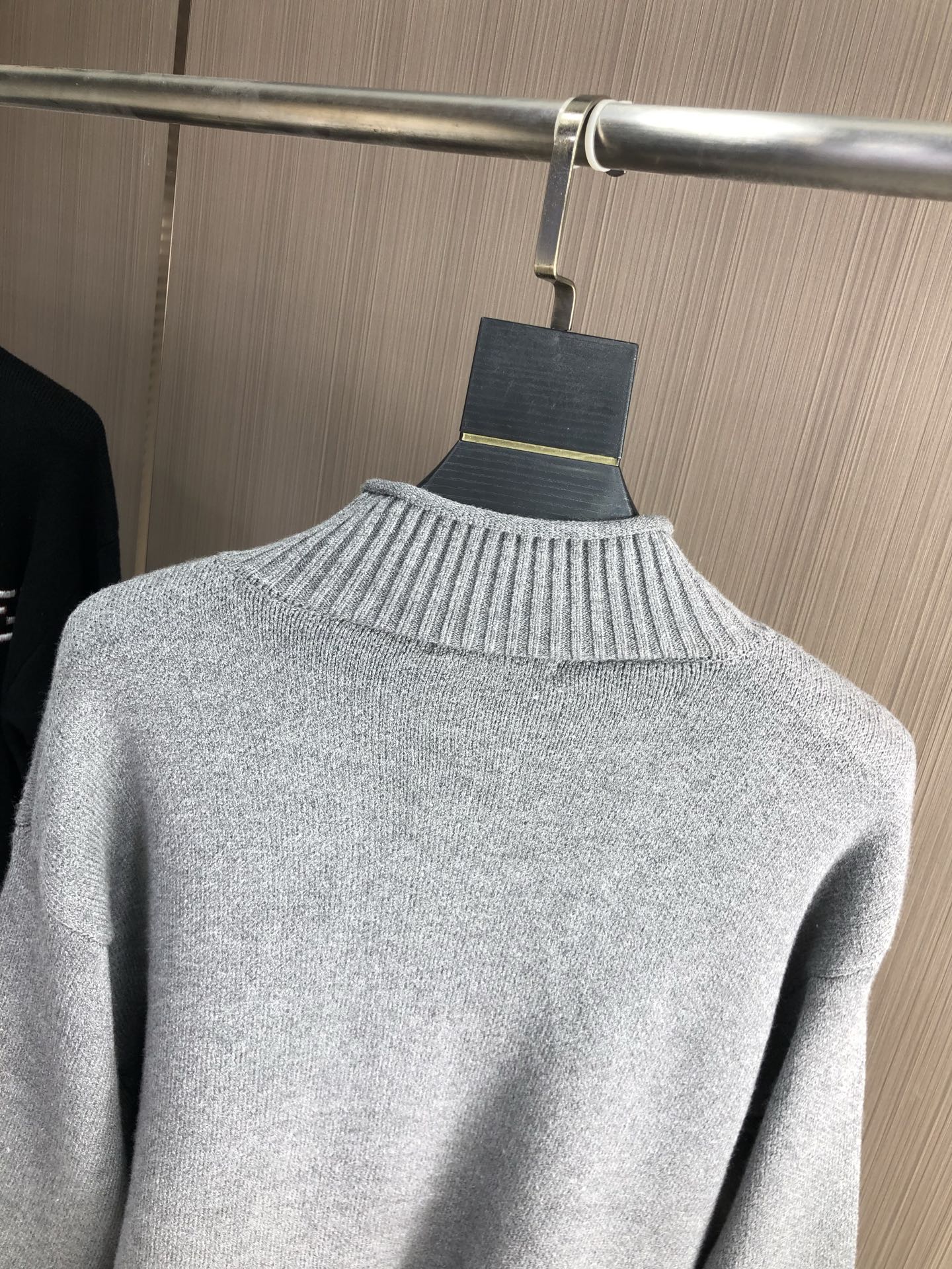 。芬迪。2025秋冬针织毛衣连帽开衫顶级进口针织棉面料 采用进口编织机制造 亲肤不扎身 不起球 手感很柔