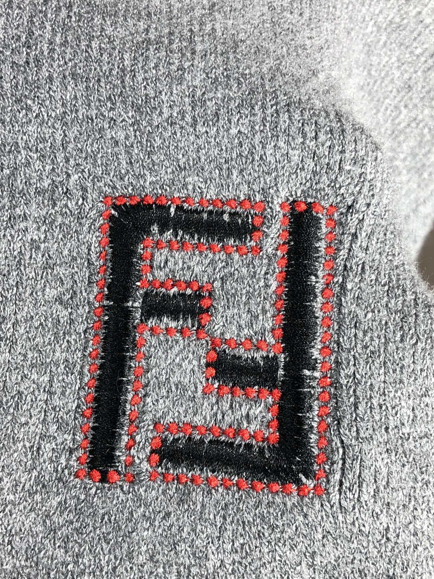 。芬迪。2025秋冬针织毛衣连帽开衫顶级进口针织棉面料 采用进口编织机制造 亲肤不扎身 不起球 手感很柔