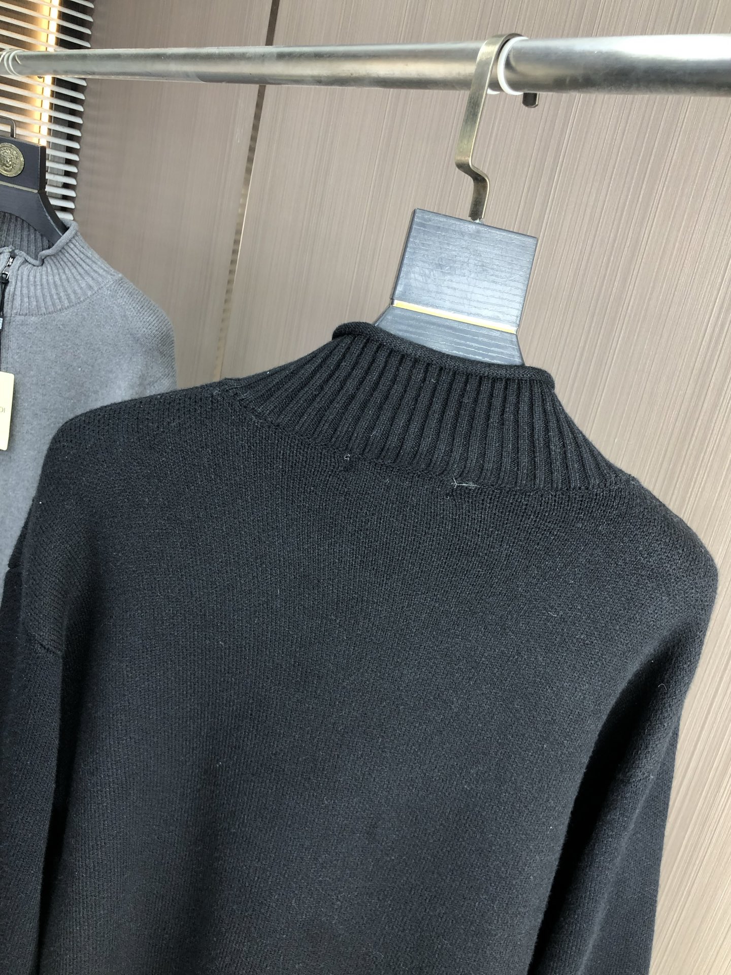 。芬迪。2025秋冬针织毛衣连帽开衫顶级进口针织棉面料 采用进口编织机制造 亲肤不扎身 不起球 手感很柔