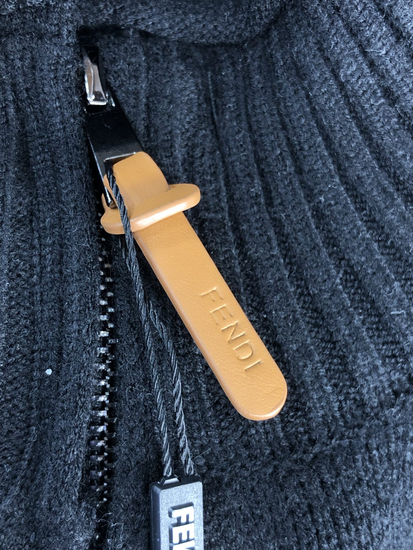 。芬迪。2025秋冬针织毛衣连帽开衫顶级进口针织棉面料 采用进口编织机制造 亲肤不扎身 不起球 手感很柔