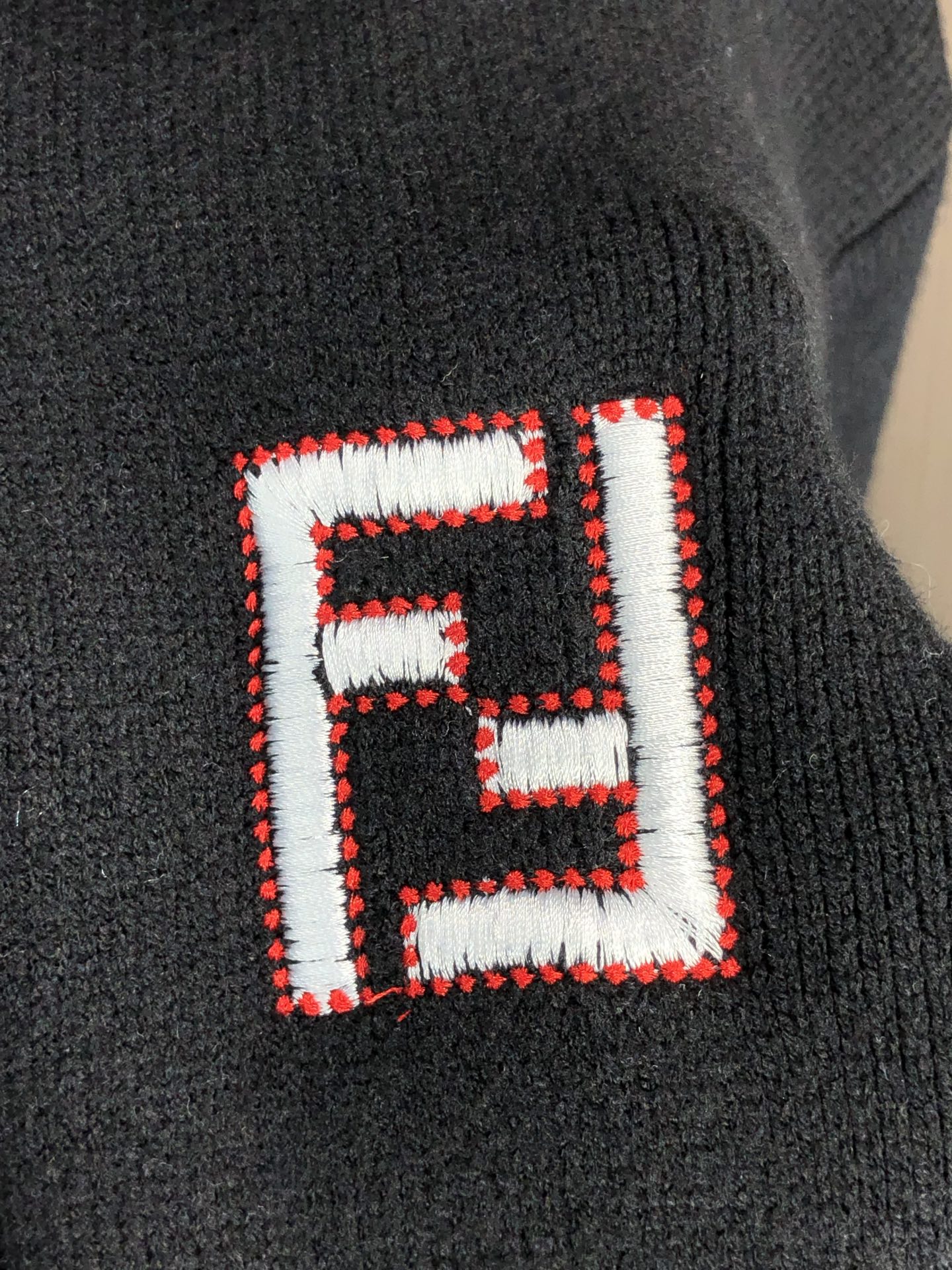 。芬迪。2025秋冬针织毛衣连帽开衫顶级进口针织棉面料 采用进口编织机制造 亲肤不扎身 不起球 手感很柔