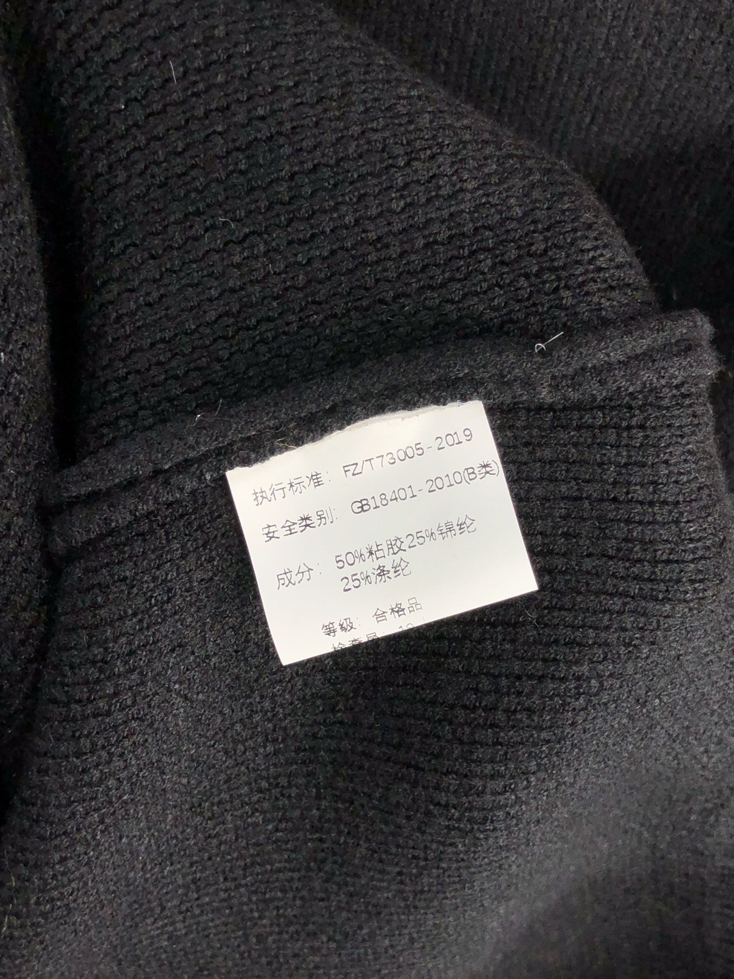 。芬迪。2025秋冬针织毛衣连帽开衫顶级进口针织棉面料 采用进口编织机制造 亲肤不扎身 不起球 手感很柔