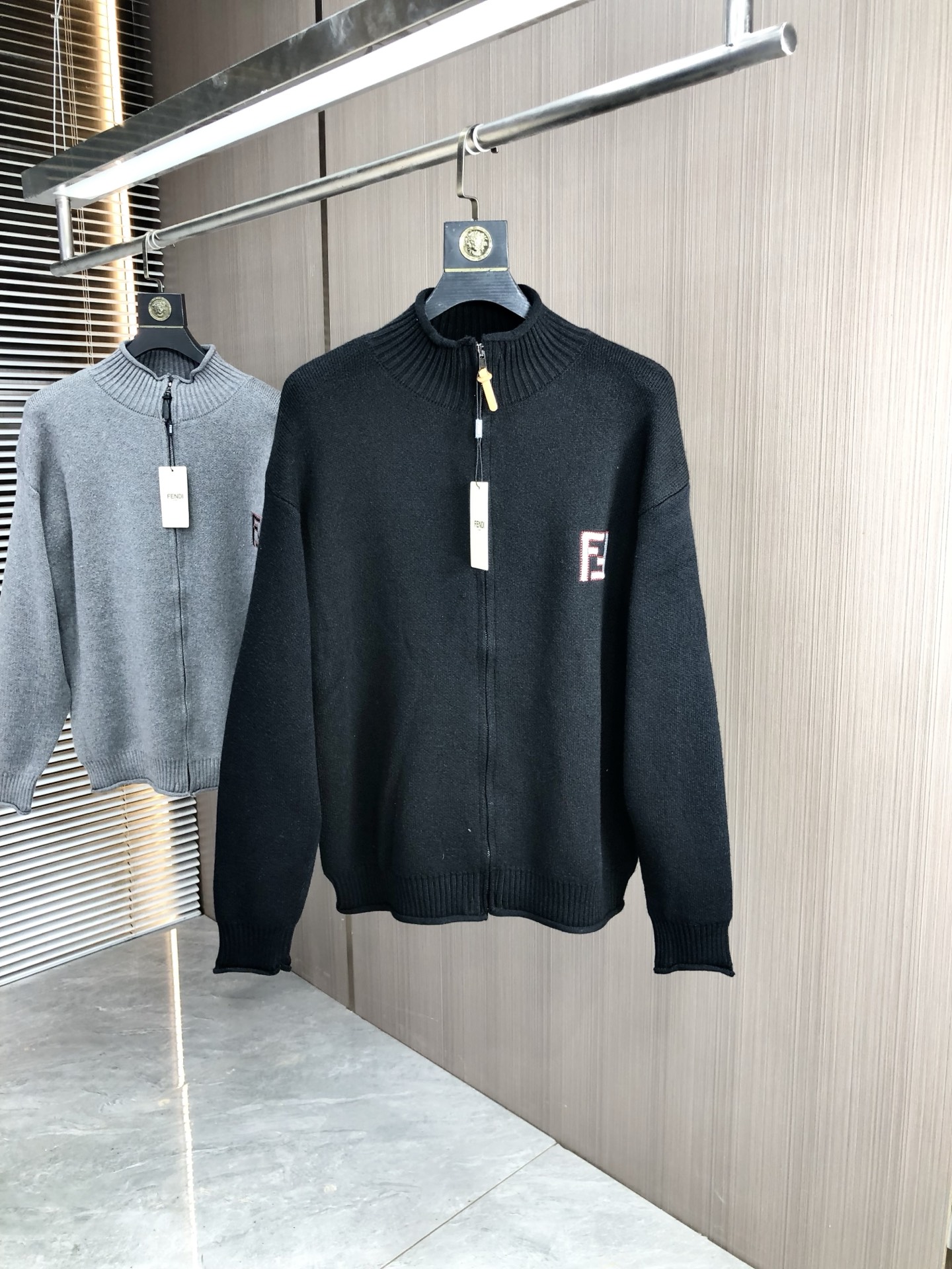 NO:531093,.Fendi. 2025 autumn and winter knitted sweater hooded cardigan Top imported knitted cotton fabric made of imported knitted machines, skin-friendly and not thorny, not pilling, very soft, super comfortable, fashionable and personalized, super versatile and beautiful hooded knitted sweater, very suitable for both men and women, essential models for human hands, can be compared with market quality, packaging, tags, collar labels, washing wheat, three-standards are complete m-xxxL.m wear 175/130 catties, fendi, sweaters, hats, alexander wang19860909.芬迪.2025秋冬针织毛衣连帽开衫 顶级进口针织棉面料 采用进口编织机制造 亲肤不扎身 不起球手感很柔软 超级舒服 时尚又个性 超级百搭好看的连帽针织毛衣 男女都非常合适 人手必备款 可对比市场品质 包装 吊牌 领标 水洗麦 三标齐全 m-xxxL.m穿175/130斤,,fendi,sweaters,hats,alexander wang,Men's clothing