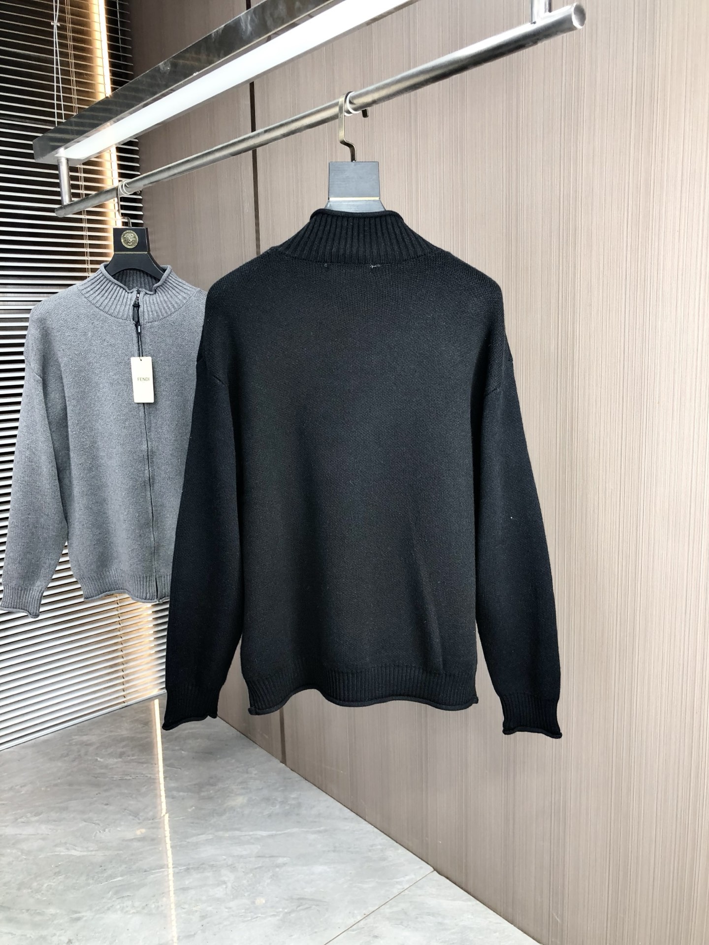 。芬迪。2025秋冬针织毛衣连帽开衫顶级进口针织棉面料 采用进口编织机制造 亲肤不扎身 不起球 手感很柔