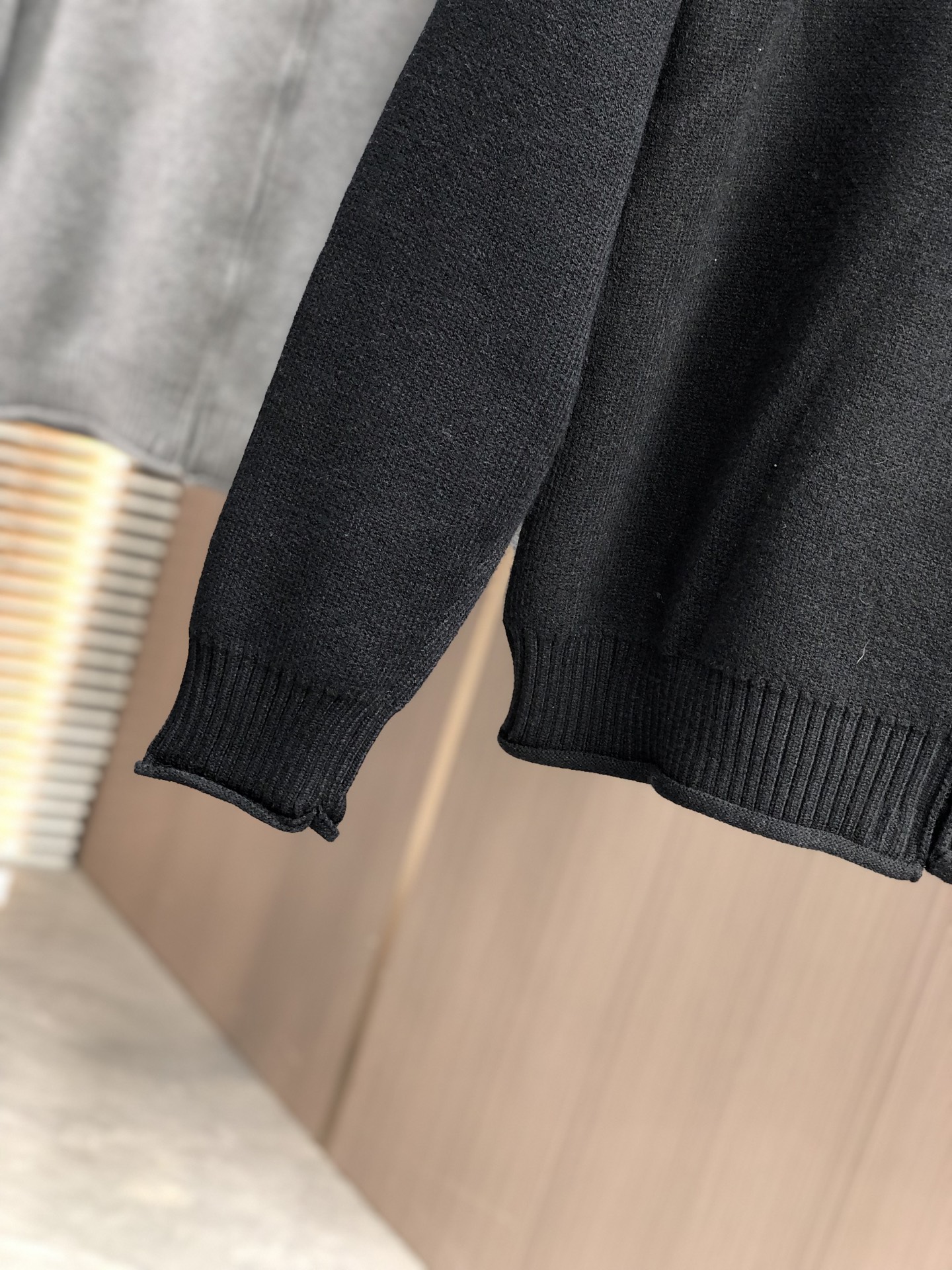 。芬迪。2025秋冬针织毛衣连帽开衫顶级进口针织棉面料 采用进口编织机制造 亲肤不扎身 不起球 手感很柔