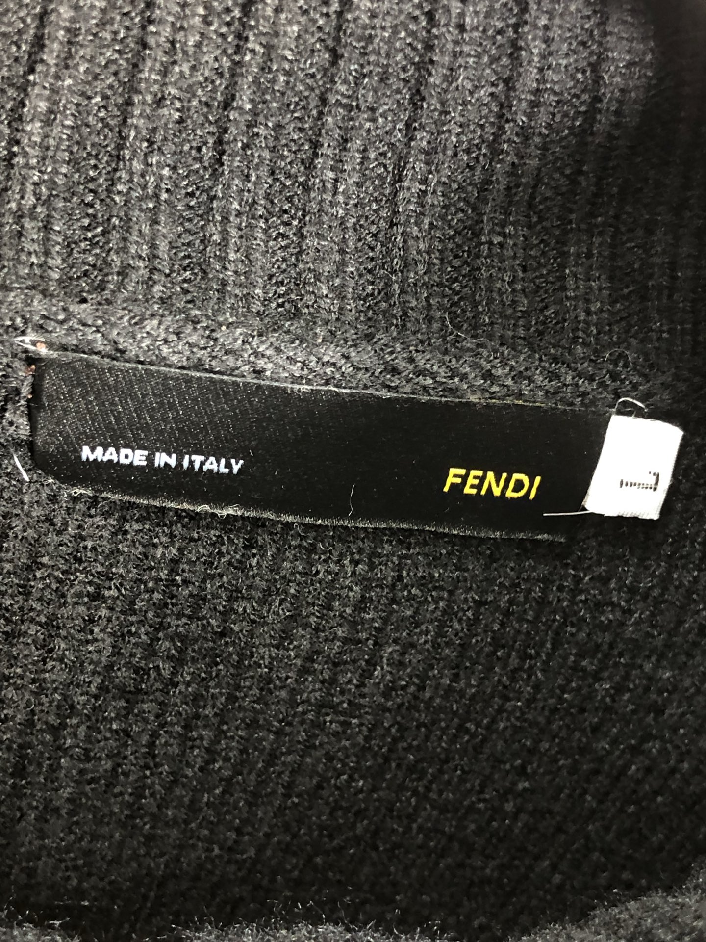 。芬迪。2025秋冬针织毛衣连帽开衫顶级进口针织棉面料 采用进口编织机制造 亲肤不扎身 不起球 手感很柔