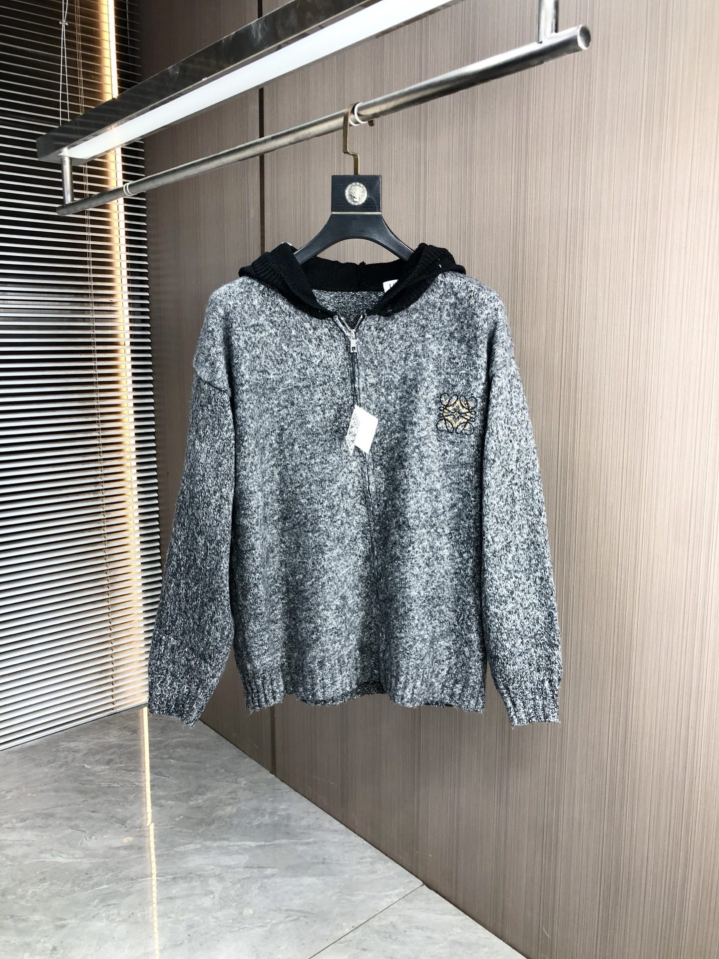 NO:531095,.Luo Yiwei. 2025 autumn and winter knitted sweater hooded cardigan Top imported knitted cotton fabric made of imported knitted machines. It is skin-friendly and not thorny. It is soft and soft without pilling. Super comfortable and stylish and personalized. Super versatile and beautiful hooded knitted sweater. It is very suitable for both men and women. Must have the necessary products for people to compare market quality. Packaging tags. Collar labels. Washed wheat. Three standards are complete m-xxxL.m. Wearing 175/130 catties.,loewe, sweaters, hats, alexander wang19860909.罗意威.2025秋冬针织毛衣连帽开衫 顶级进口针织棉面料 采用进口编织机制造 亲肤不扎身 不起球手感很柔软 超级舒服 时尚又个性 超级百搭好看的连帽针织毛衣 男女都非常合适 人手必备款 可对比市场品质 包装 吊牌 领标 水洗麦 三标齐全 m-xxxL.m穿175/130斤,,loewe,sweaters,hats,alexander wang,Men's clothing