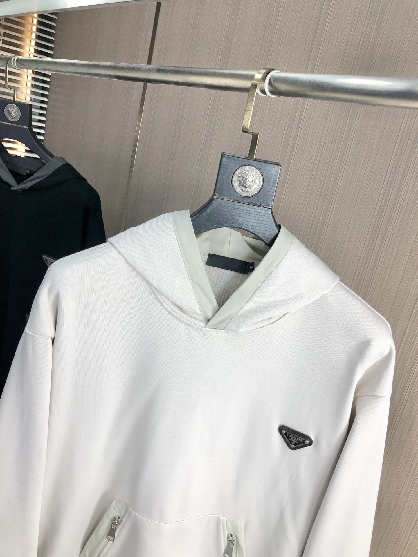 。普拉达。2025秋冬新款字母logo针织棉卫衣T恤 渠道精品！都市系列产物，奢华程度满分的字母logo