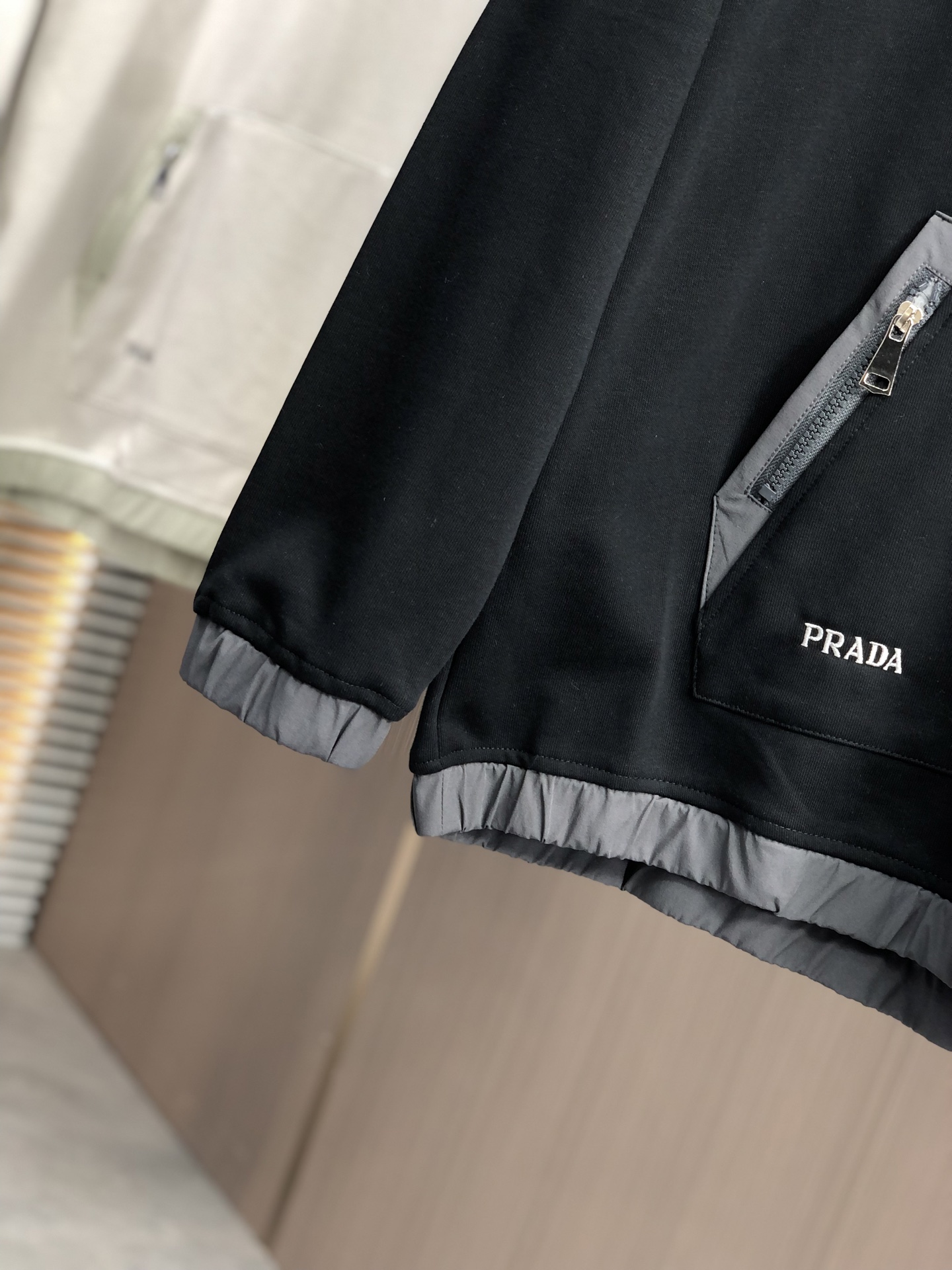 。普拉达。2025秋冬新款字母logo针织棉卫衣T恤 渠道精品！都市系列产物，奢华程度满分的字母logo