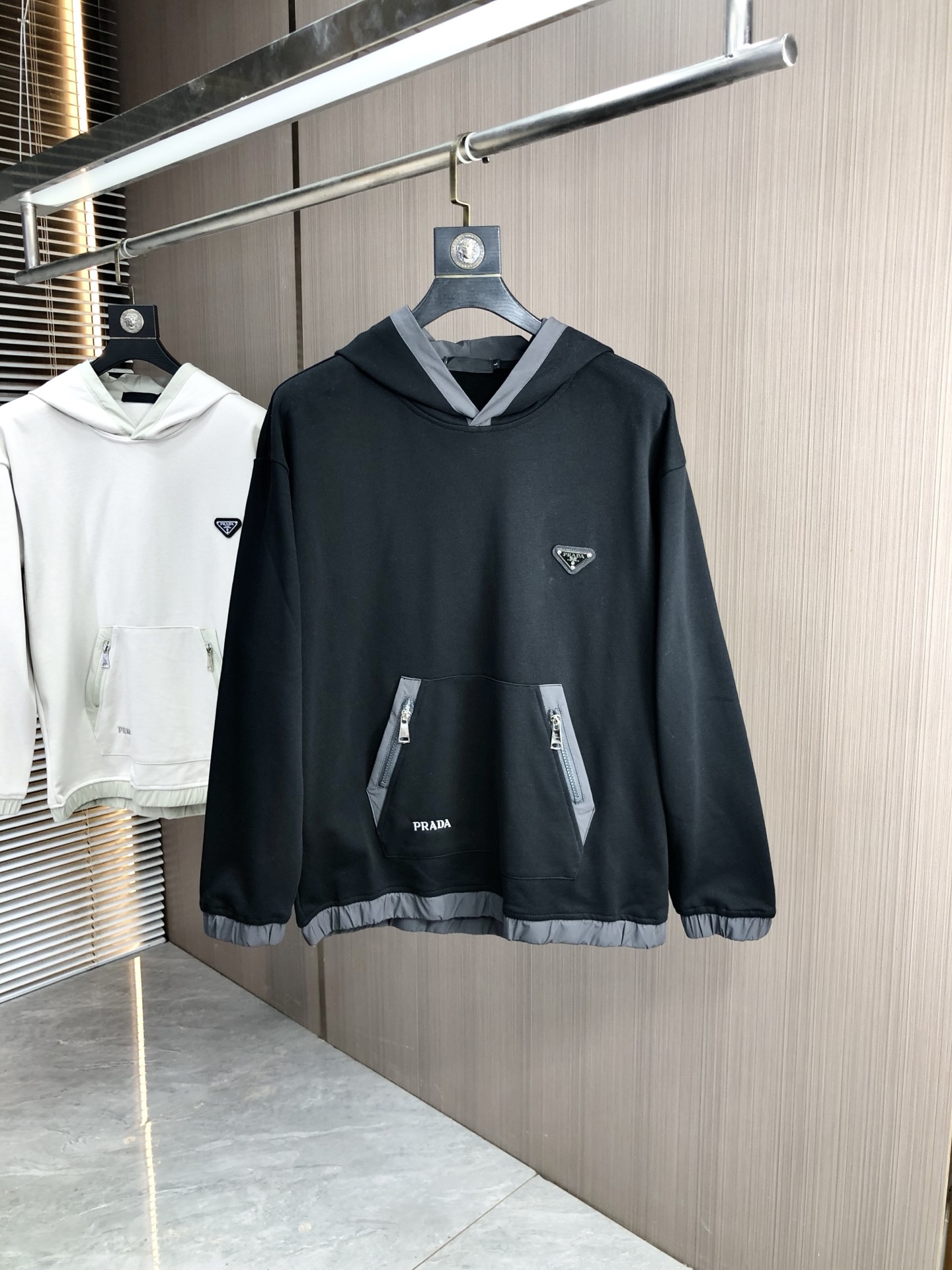 。普拉达。2025秋冬新款字母logo针织棉卫衣T恤 渠道精品！都市系列产物，奢华程度满分的字母logo