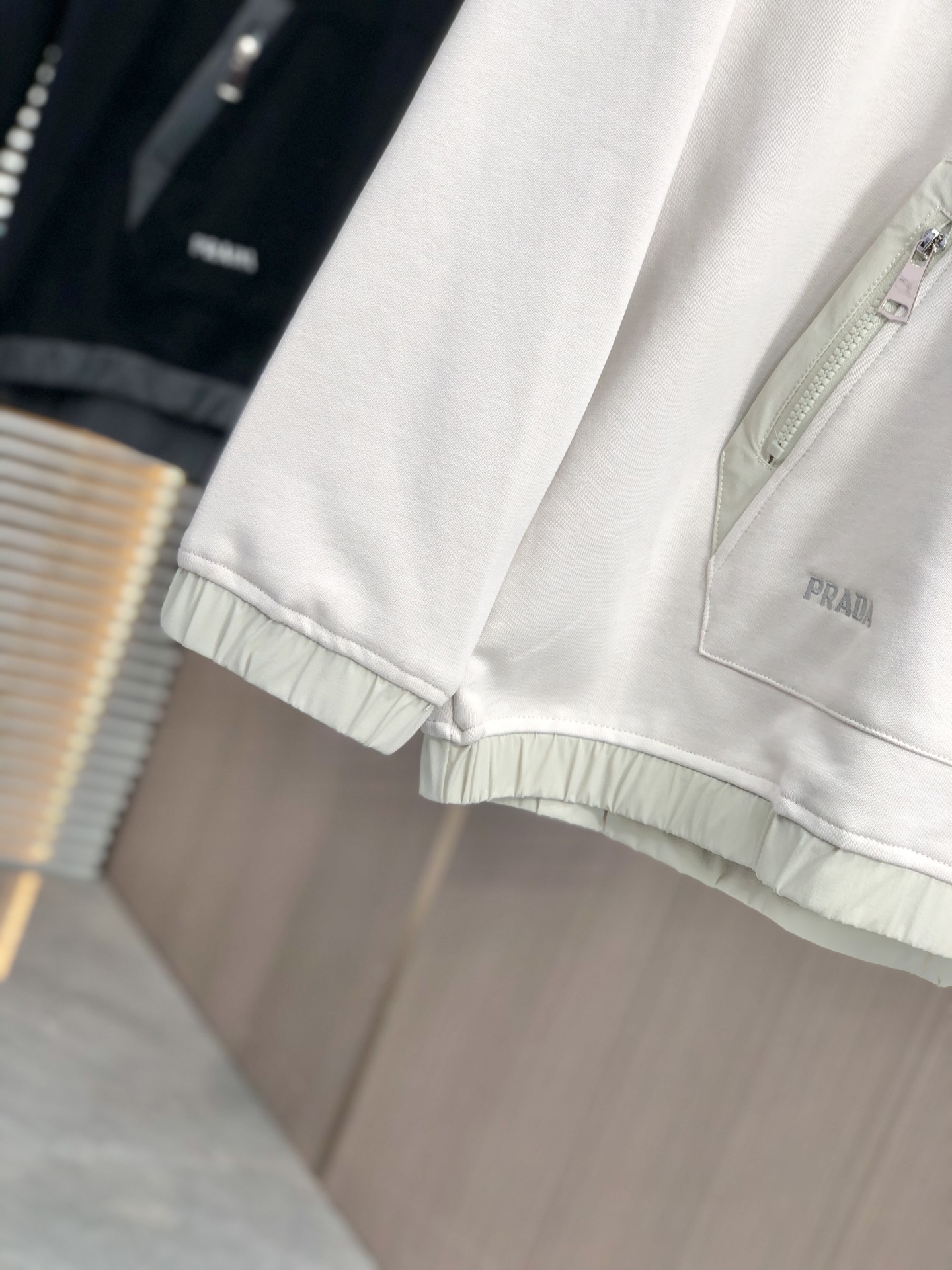 。普拉达。2025秋冬新款字母logo针织棉卫衣T恤 渠道精品！都市系列产物，奢华程度满分的字母logo