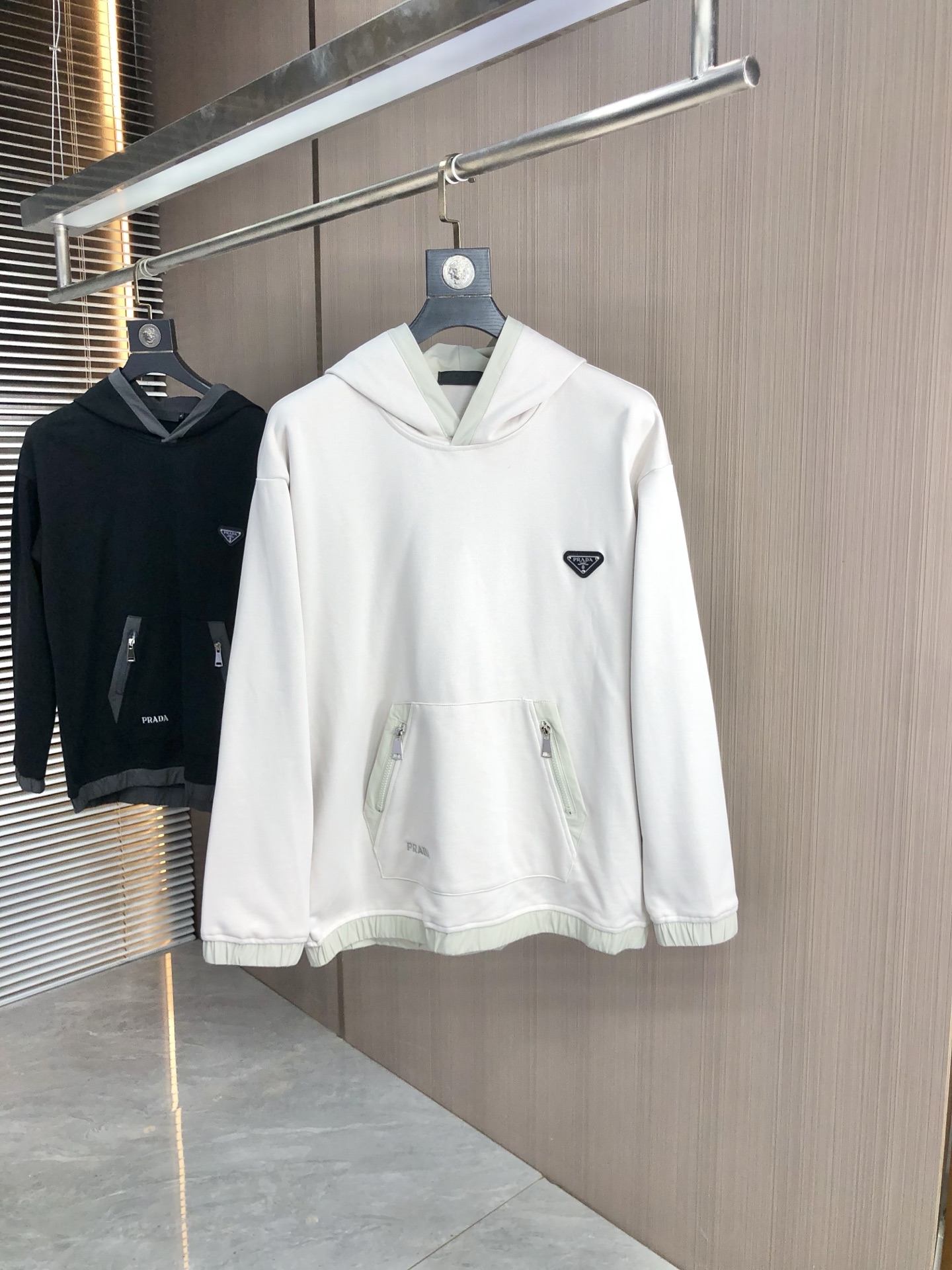 NO:522563,.Prada. 2025 autumn and winter new letter logo knitted cotton sweatshirt T-shirt channel quality!  Urban series products, created with full luxury letter logo elements, high-end temperament and top style, a single item with a very tone and charm!  Original custom imported double-sided water-soluble cotton fabric, comfortable to touch, embroidered letter design effect is quite exquisite, fashionable, classic and versatile!  Size M—XXXL.m wear 175/130 catties, prada, hoodie, sweatshirts,tees, t-shirt,alexander wang19860909.普拉达.2025秋冬新款字母logo针织棉卫衣T恤 渠道精品！都市系列产物,奢华程度满分的字母logo元素打造,高端气质型必入的极品款式,一款极具腔调感与魅力的单品！ 原版定制进口双面水溶棉面料,手感舒适,刺绣字母设计效果相当精致,时尚经典百搭！ 尺码M—XXXL.m穿175/130斤,,prada,hoodie,sweatshirts,tees，t-shirt,alexander wang,Men's clothing