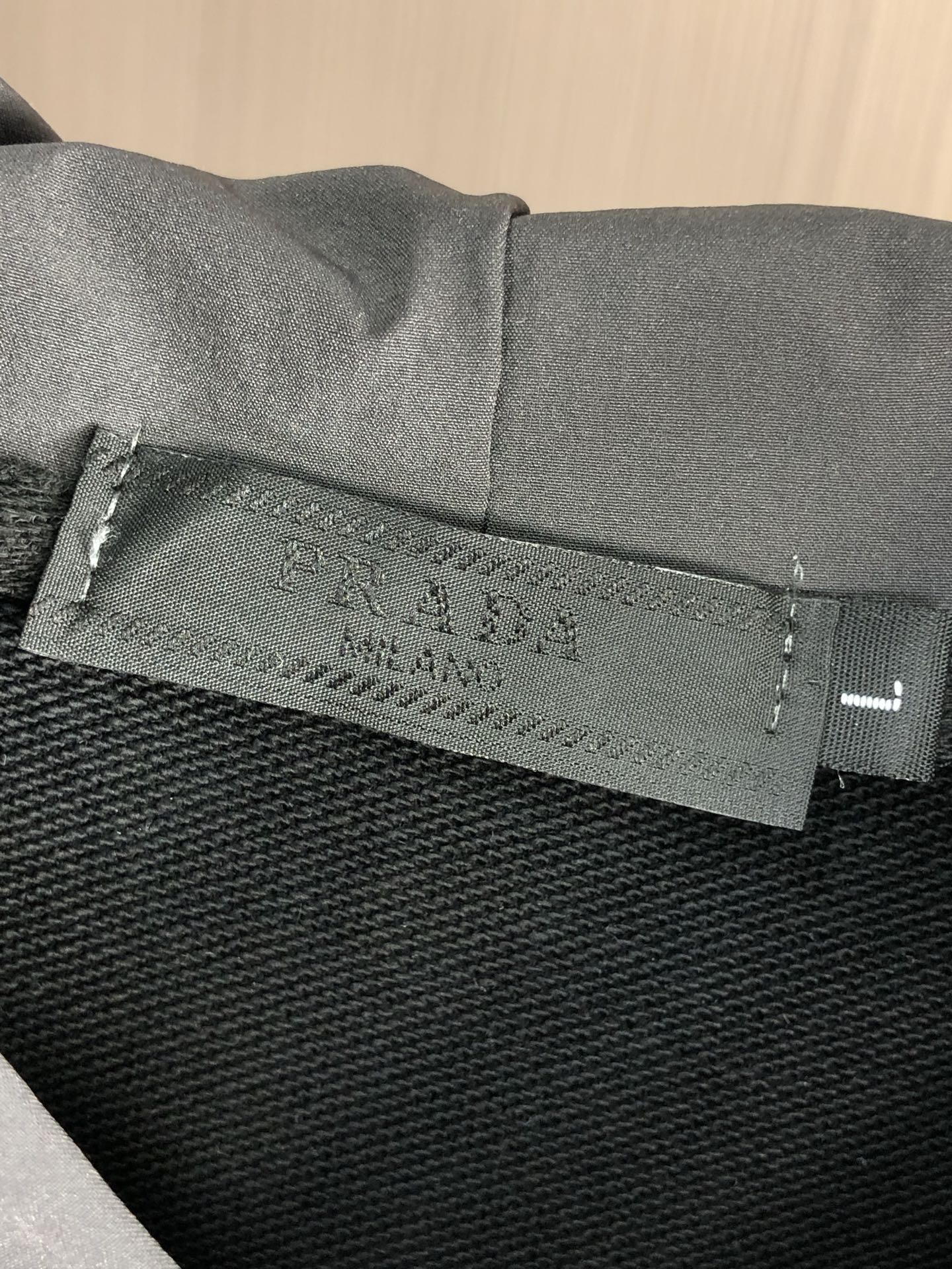 。普拉达。2025秋冬新款字母logo针织棉卫衣T恤 渠道精品！都市系列产物，奢华程度满分的字母logo