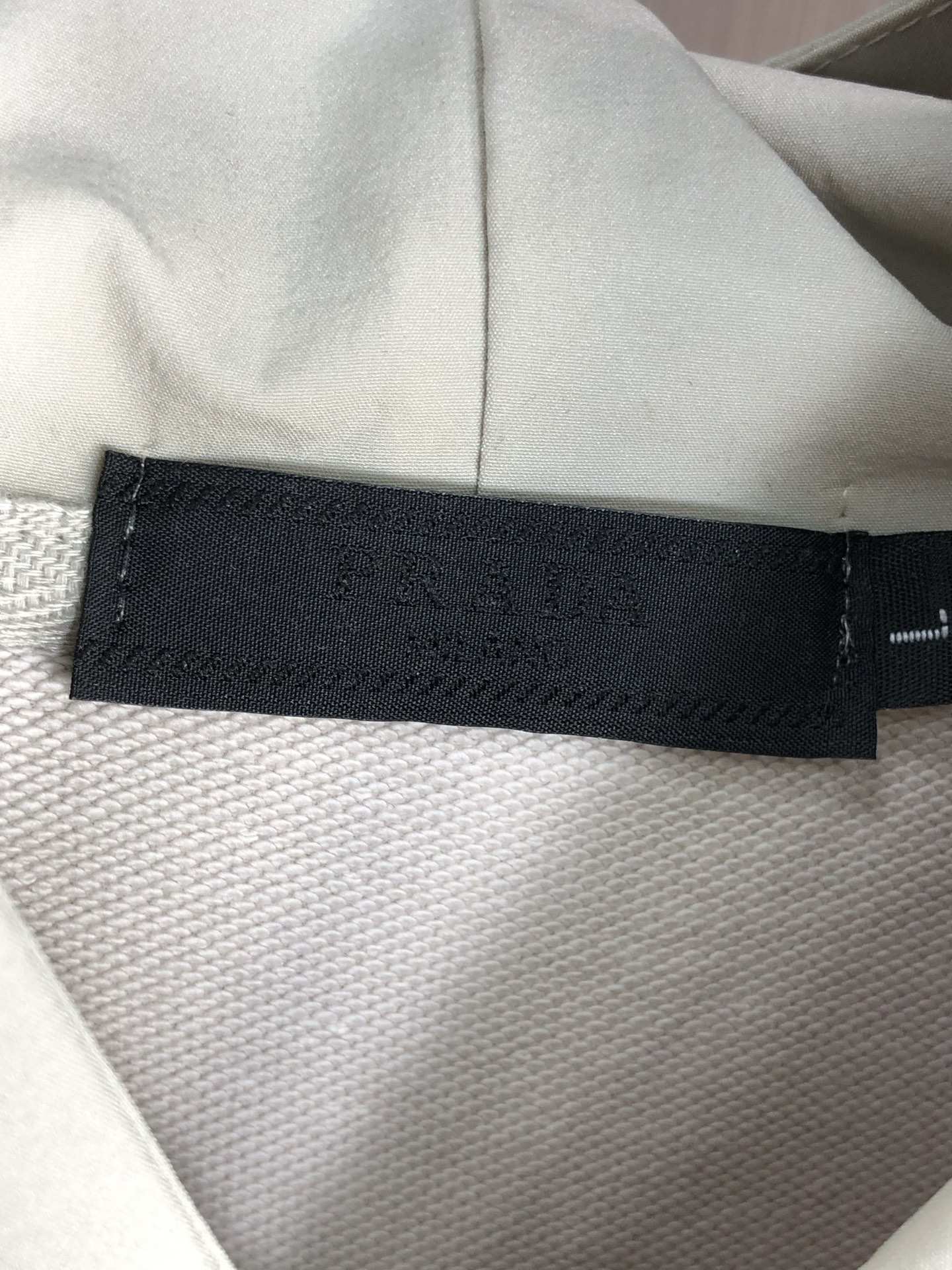 。普拉达。2025秋冬新款字母logo针织棉卫衣T恤 渠道精品！都市系列产物，奢华程度满分的字母logo