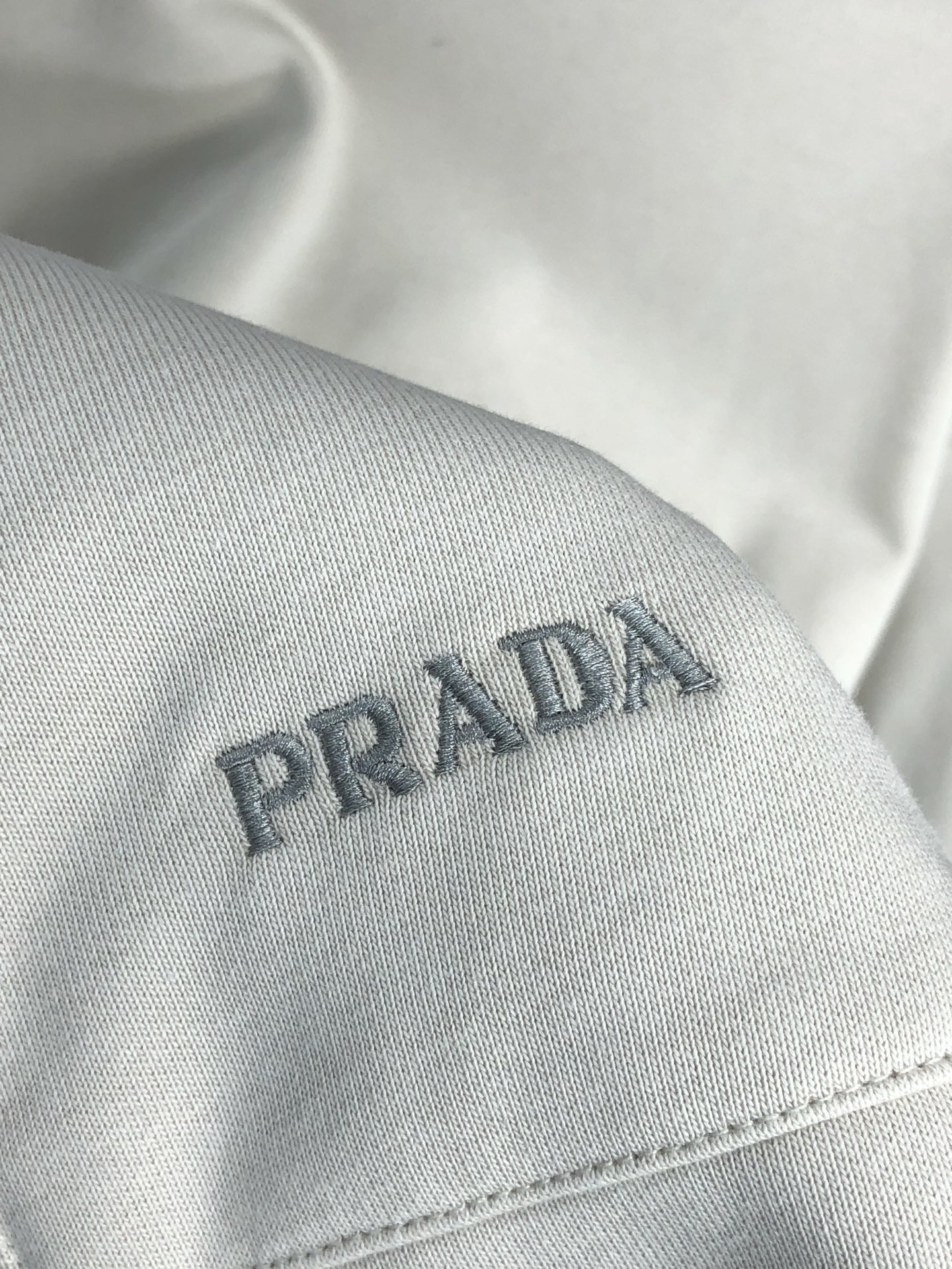 。普拉达。2025秋冬新款字母logo针织棉卫衣T恤 渠道精品！都市系列产物，奢华程度满分的字母logo