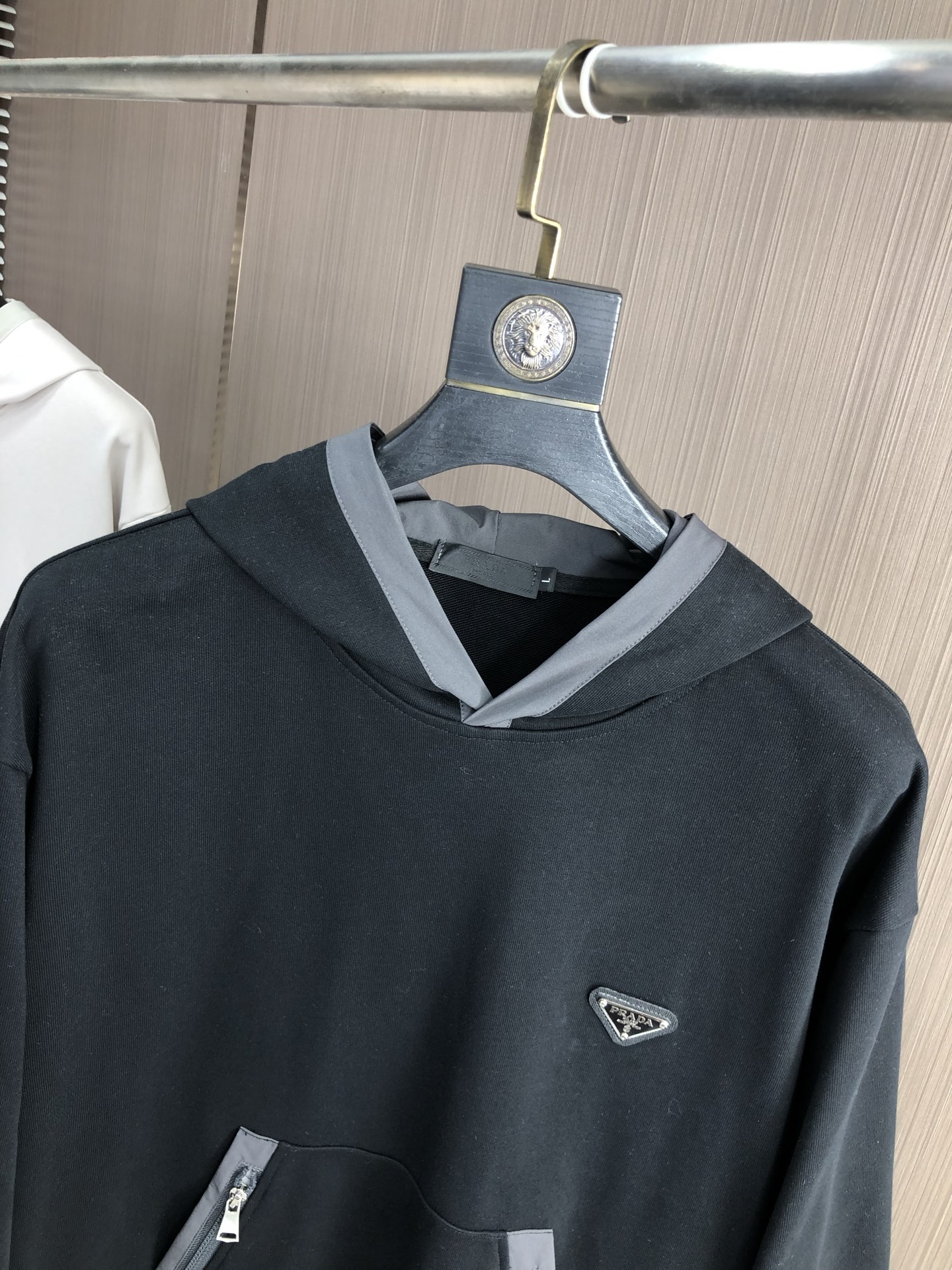 。普拉达。2025秋冬新款字母logo针织棉卫衣T恤 渠道精品！都市系列产物，奢华程度满分的字母logo