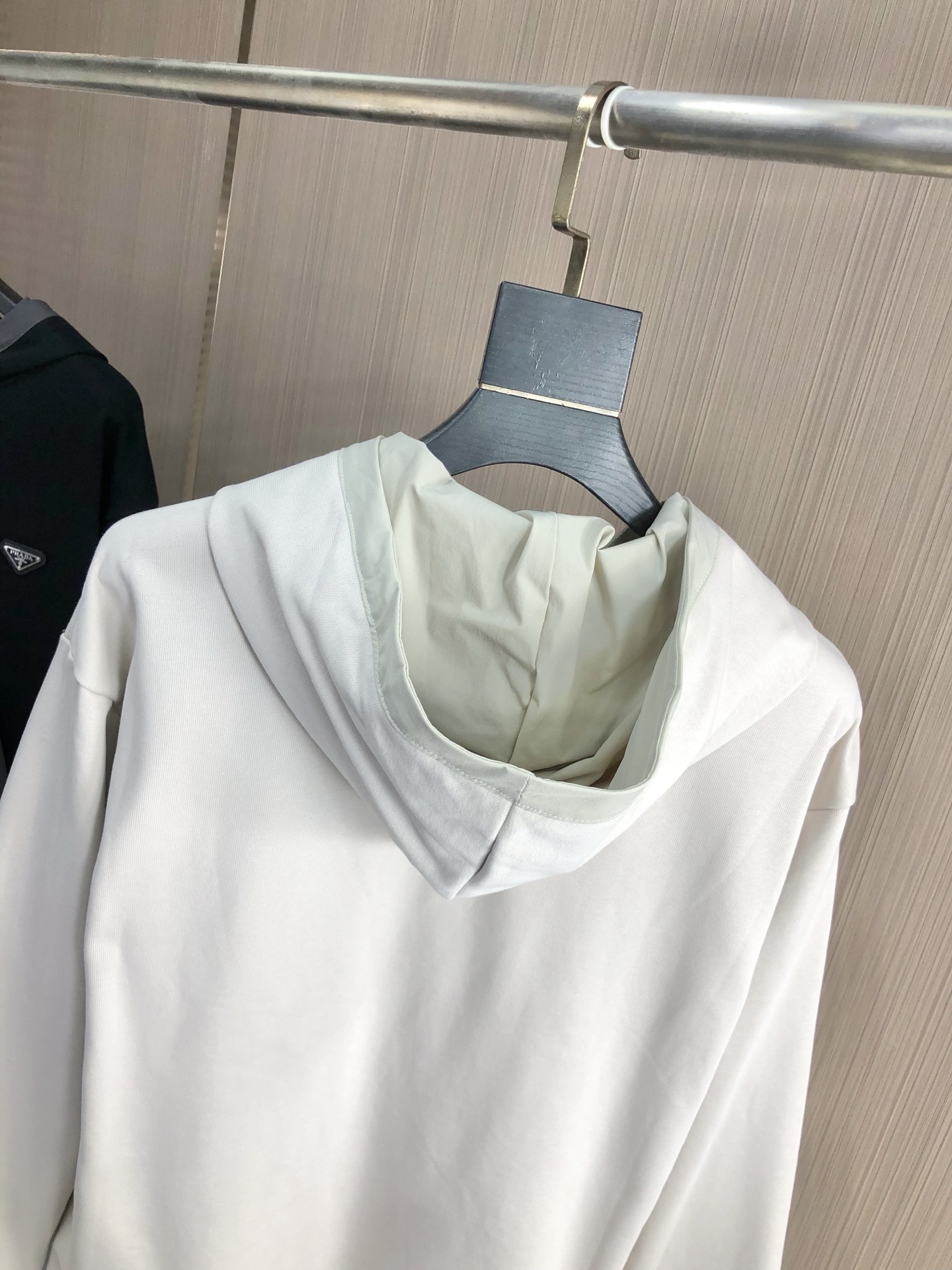 。普拉达。2025秋冬新款字母logo针织棉卫衣T恤 渠道精品！都市系列产物，奢华程度满分的字母logo