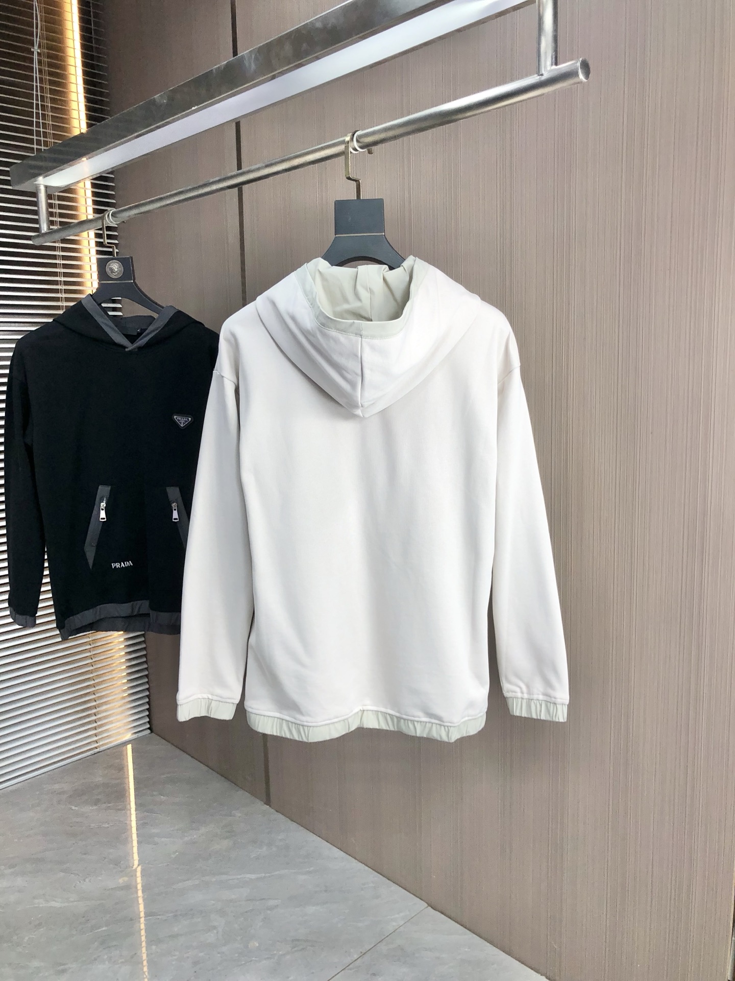 。普拉达。2025秋冬新款字母logo针织棉卫衣T恤 渠道精品！都市系列产物，奢华程度满分的字母logo