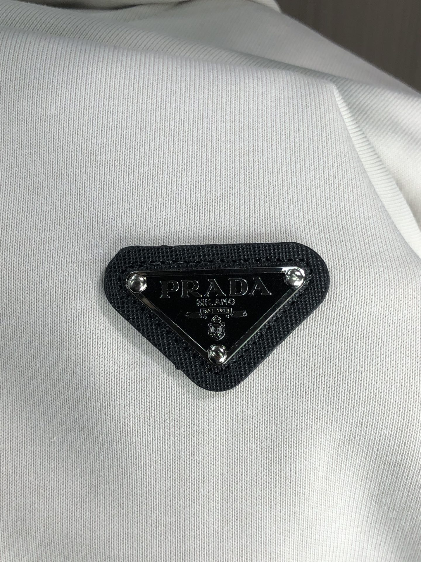 。普拉达。2025秋冬新款字母logo针织棉卫衣T恤 渠道精品！都市系列产物，奢华程度满分的字母logo