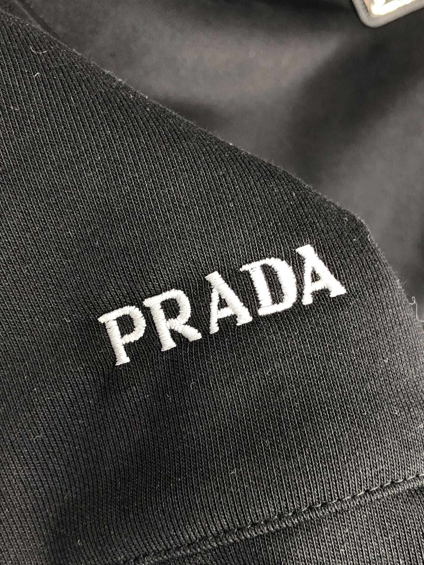 。普拉达。2025秋冬新款字母logo针织棉卫衣T恤 渠道精品！都市系列产物，奢华程度满分的字母logo