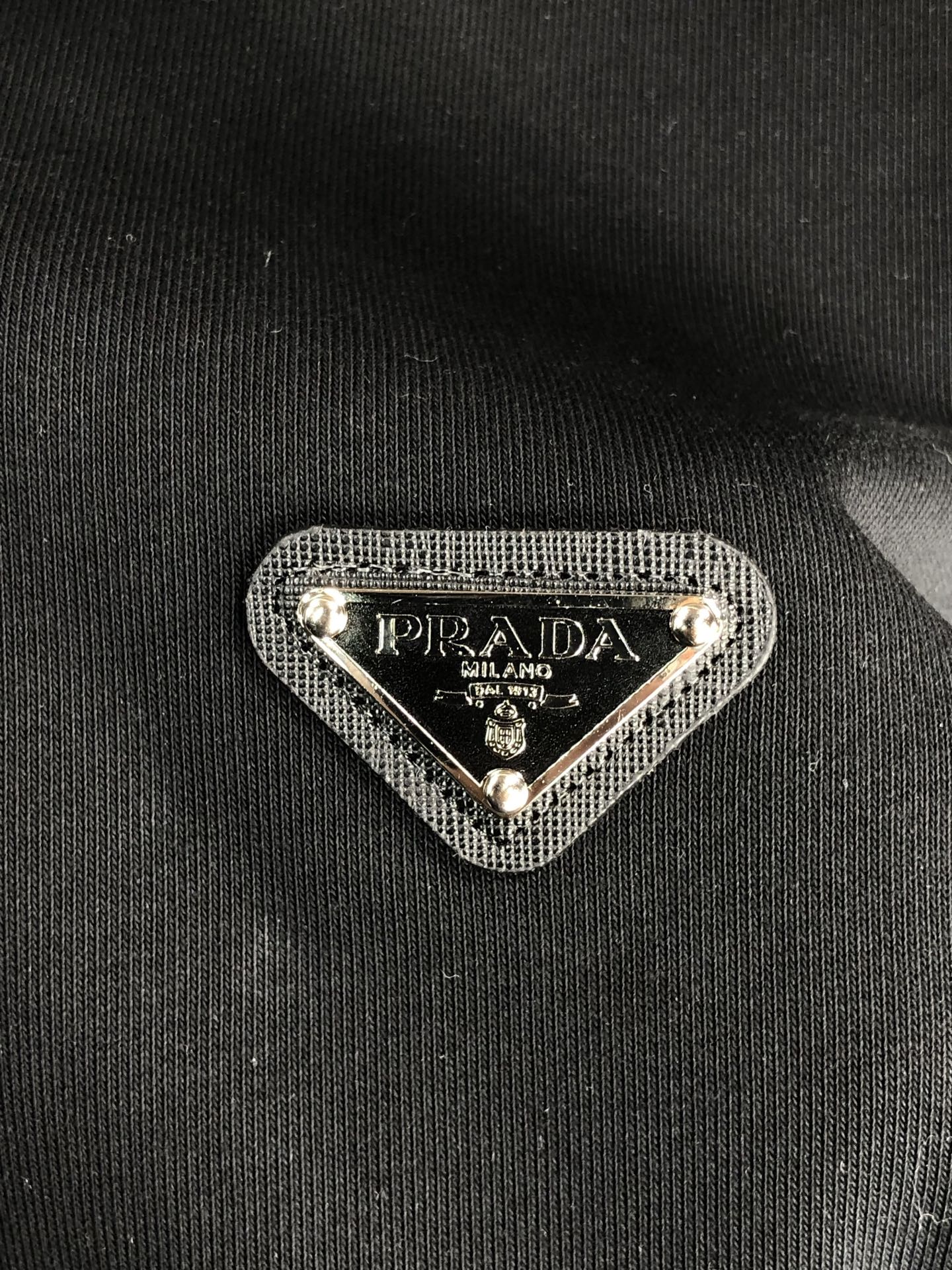 。普拉达。2025秋冬新款字母logo针织棉卫衣T恤 渠道精品！都市系列产物，奢华程度满分的字母logo