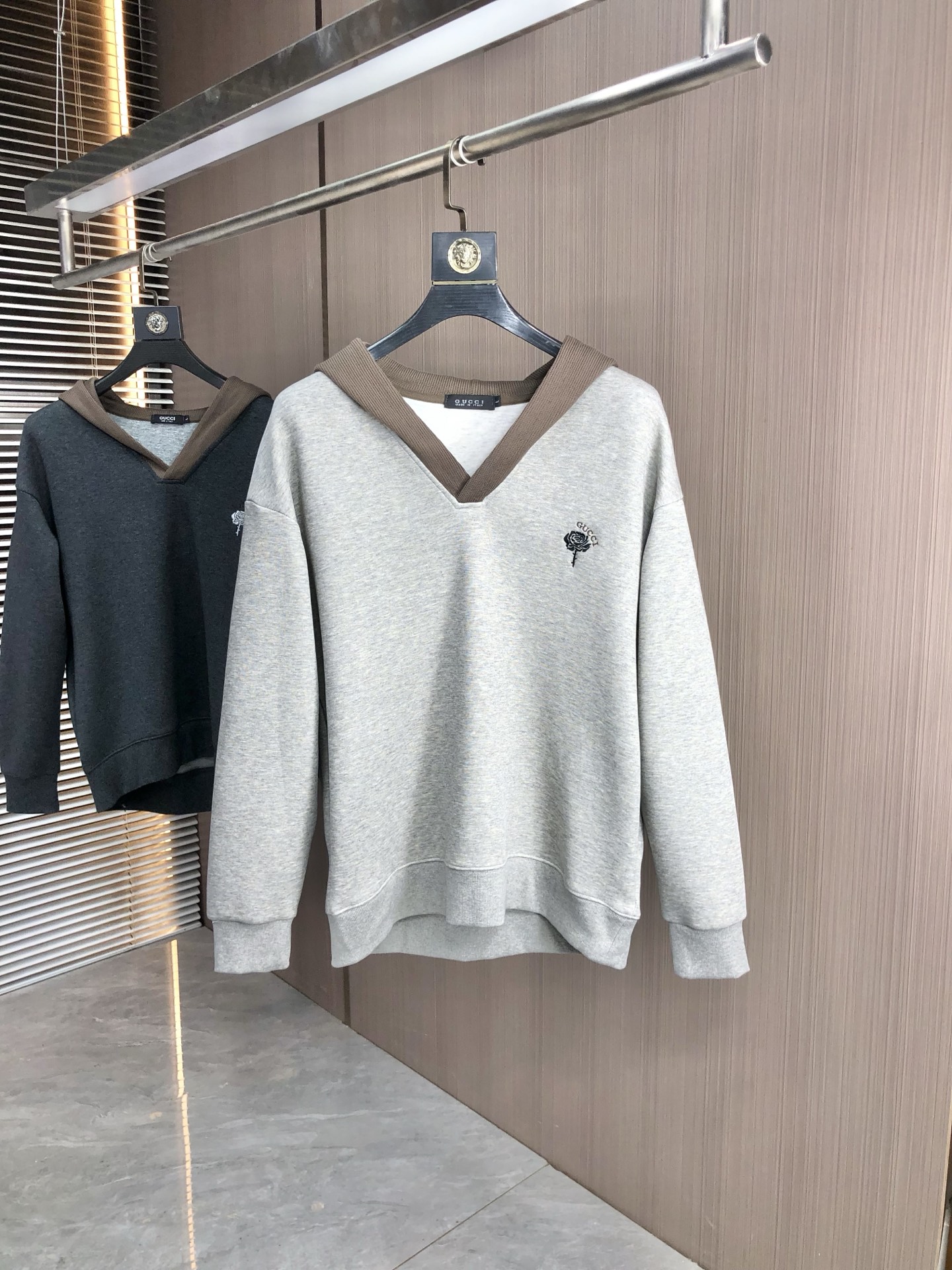 NO:522561,.Gucci.2025 autumn and winter new letter logo knitted cotton sweatshirt T-shirt channel quality!  Urban series products, created with full luxury letter logo elements, high-end temperament and top style, a single item with a very tone and charm!  Original custom imported double-sided water-soluble cotton fabric, comfortable to touch, embroidered letter design effect is quite exquisite, fashionable, classic and versatile!  Size M—XXXL.m wear 175/130 catties, gucci, hoodie, sweatshirts, tees, t-shirt, alexander wang19860909.Gucci.2025秋冬新款字母logo针织棉卫衣T恤 渠道精品！都市系列产物,奢华程度满分的字母logo元素打造,高端气质型必入的极品款式,一款极具腔调感与魅力的单品！ 原版定制进口双面水溶棉面料,手感舒适,刺绣字母设计效果相当精致,时尚经典百搭！ 尺码M—XXXL.m穿175/130斤,,gucci,hoodie,sweatshirts,tees，t-shirt,alexander wang,Men's clothing