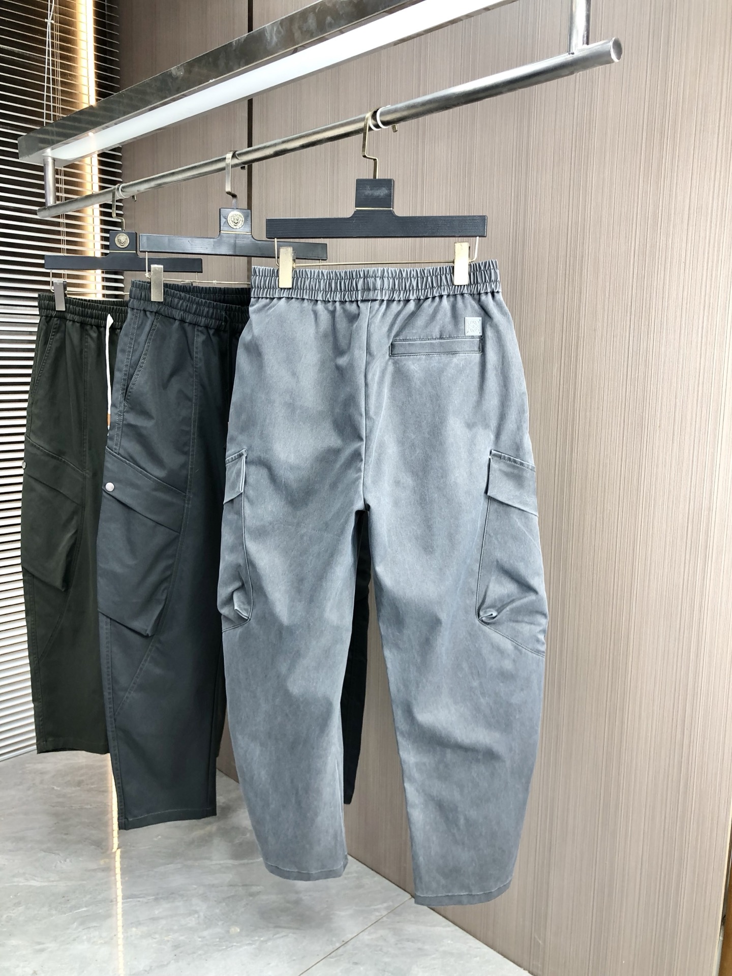 。罗意威。2025秋冬季新款休闲工装裤 时尚休闲 休闲版型 微弹力面料 面料舒适柔软，突破常规牛仔的面料