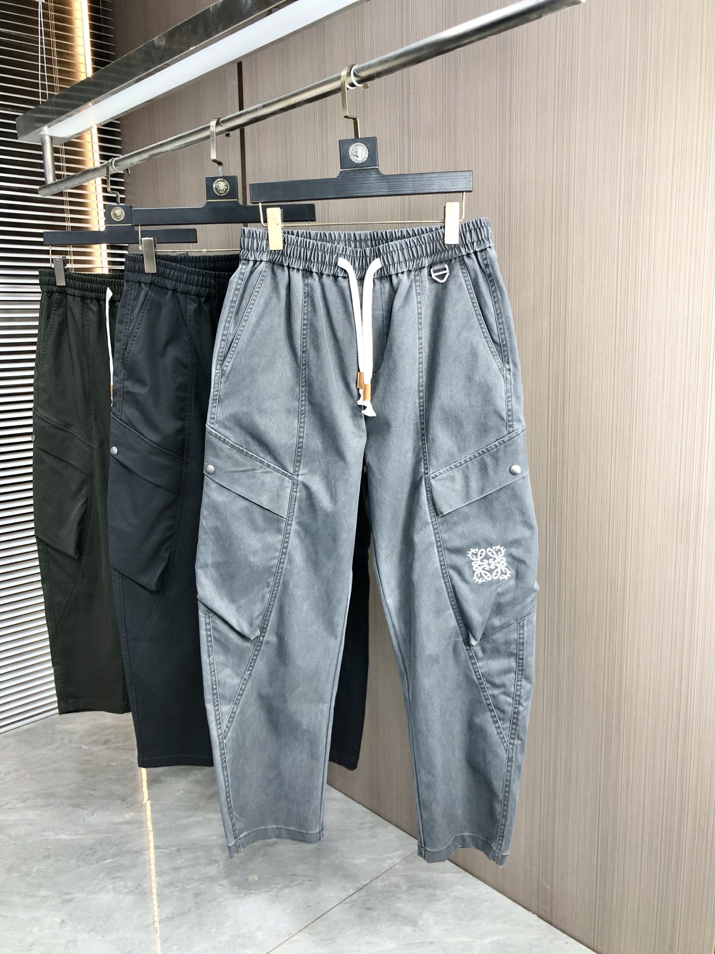 NO:522559,.Luo Yiwei. 2025 autumn and winter new casual work pants Fashionable and casual casual style Micro-stretch fabric The fabric is comfortable and soft, breaking through the feel of conventional denim fabrics, not stuffy, and has excellent comfort. It is free and versatile, and it does not deform for a long time. The upper body effect is excellent. The elegant and elegant tailoring, the design is constantly innovating, but it always maintains a noble and elegant style and taste, interpreting the charm of fashion and leisure products. Counter codes 29-36,,loewe,alexander wang19860909.罗意威.2025秋冬季新款休闲工装裤 时尚休闲 休闲版型 微弹力面料 面料舒适柔软,突破常规牛仔的面料手感,不闷热,舒适感极佳.随意百搭 久洗不变形 上身效果极佳.大方优雅的剪裁,设计不断创新却始终保持着高贵优雅的风格和品位 演绎时尚魅惑 时尚休闲佳品 专柜码数29-36,,loewe,alexander wang,Men's clothing