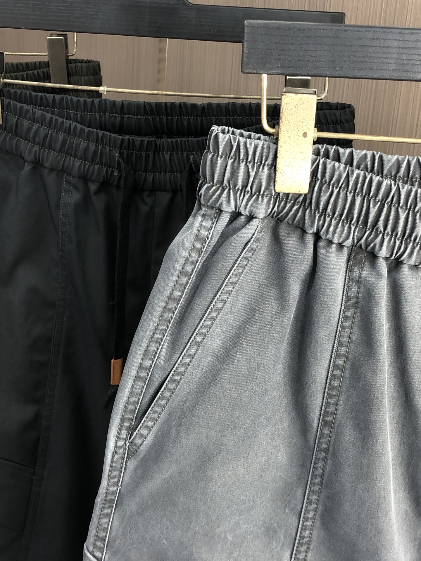 。罗意威。2025秋冬季新款休闲工装裤 时尚休闲 休闲版型 微弹力面料 面料舒适柔软，突破常规牛仔的面料