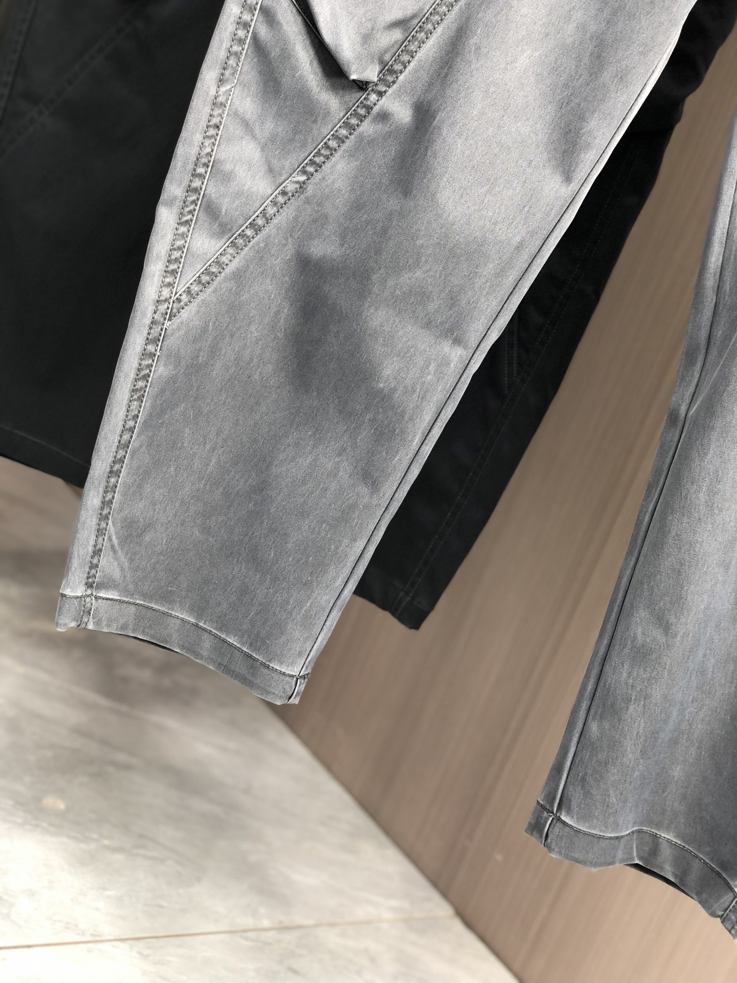 。罗意威。2025秋冬季新款休闲工装裤 时尚休闲 休闲版型 微弹力面料 面料舒适柔软，突破常规牛仔的面料