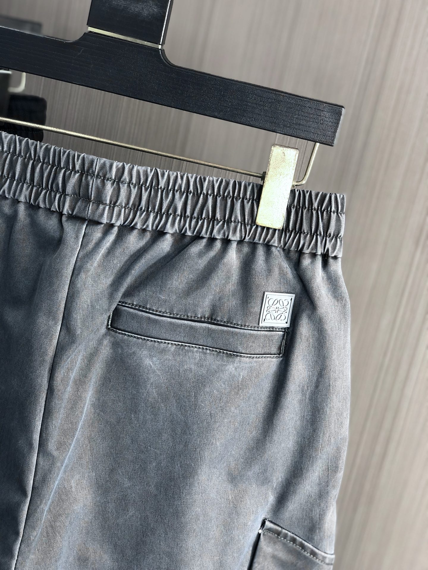 。罗意威。2025秋冬季新款休闲工装裤 时尚休闲 休闲版型 微弹力面料 面料舒适柔软，突破常规牛仔的面料