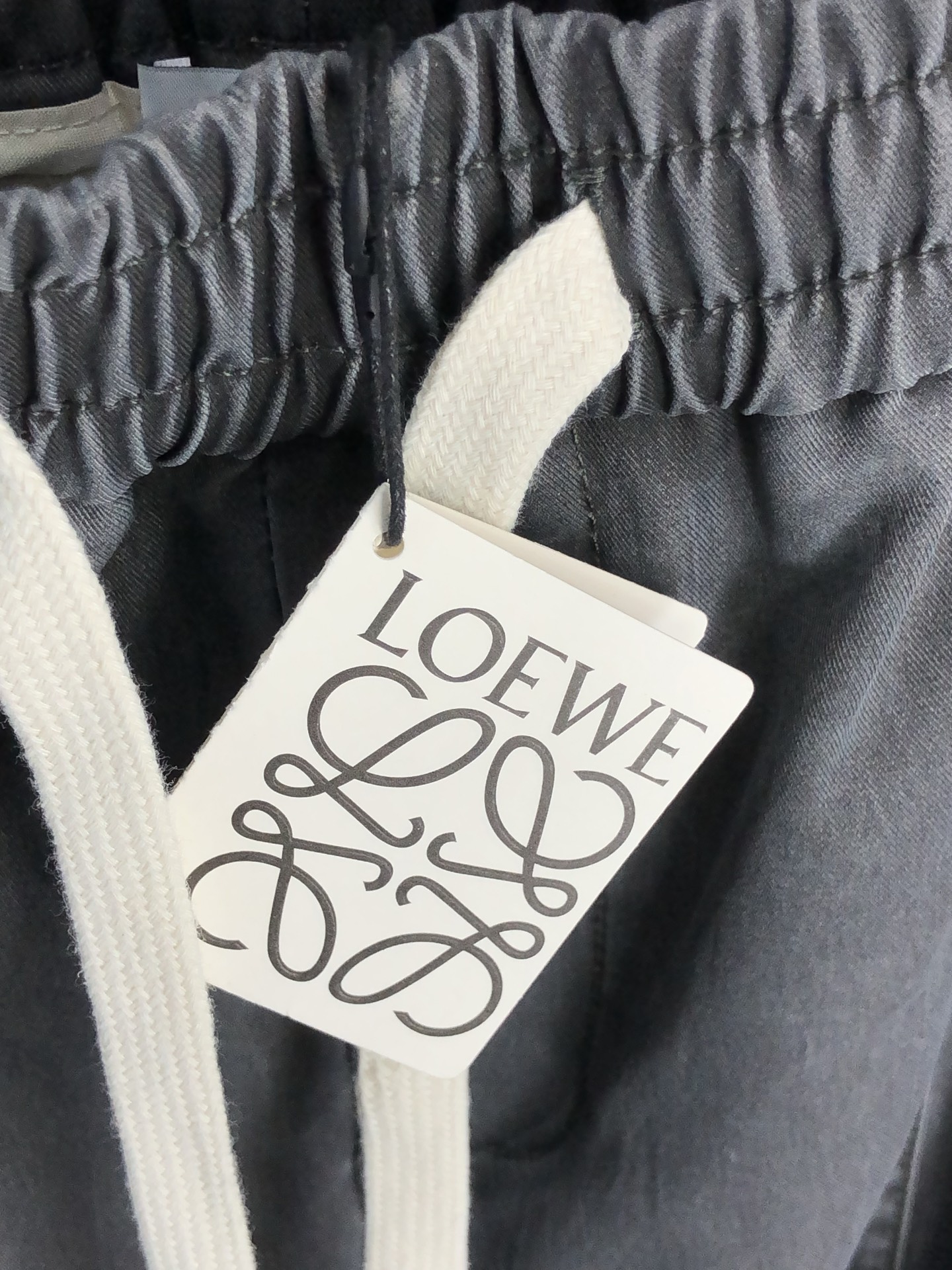 。罗意威。2025秋冬季新款休闲工装裤 时尚休闲 休闲版型 微弹力面料 面料舒适柔软，突破常规牛仔的面料