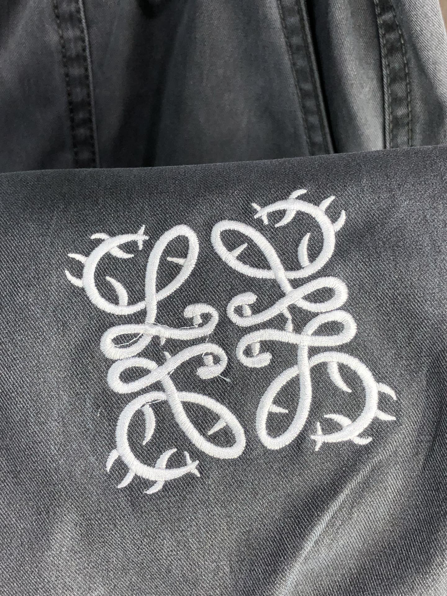 。罗意威。2025秋冬季新款休闲工装裤 时尚休闲 休闲版型 微弹力面料 面料舒适柔软，突破常规牛仔的面料