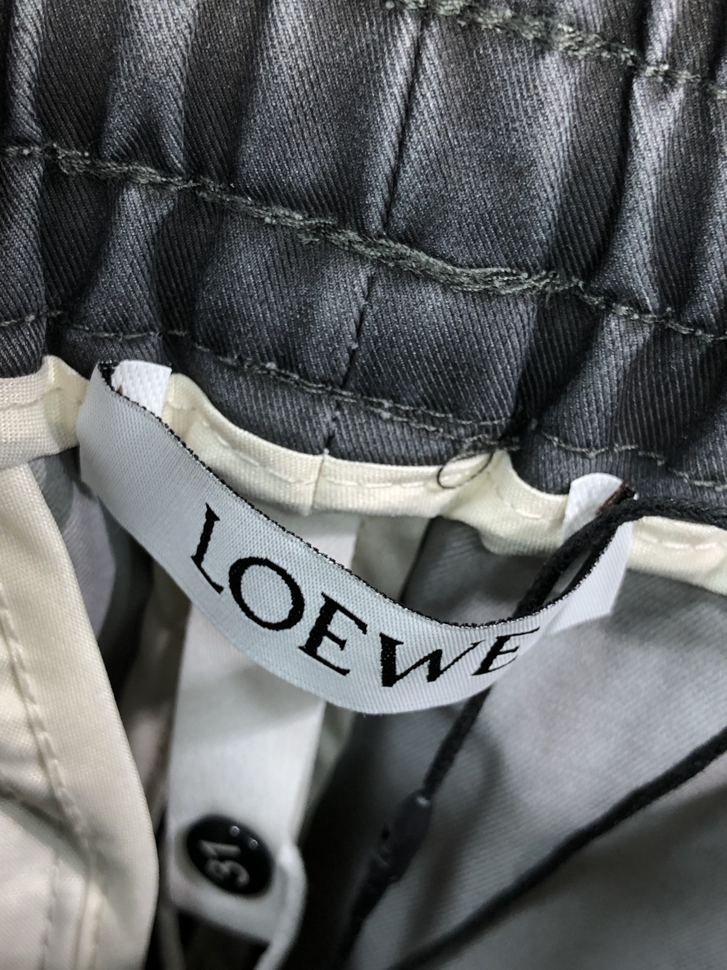 。罗意威。2025秋冬季新款休闲工装裤 时尚休闲 休闲版型 微弹力面料 面料舒适柔软，突破常规牛仔的面料