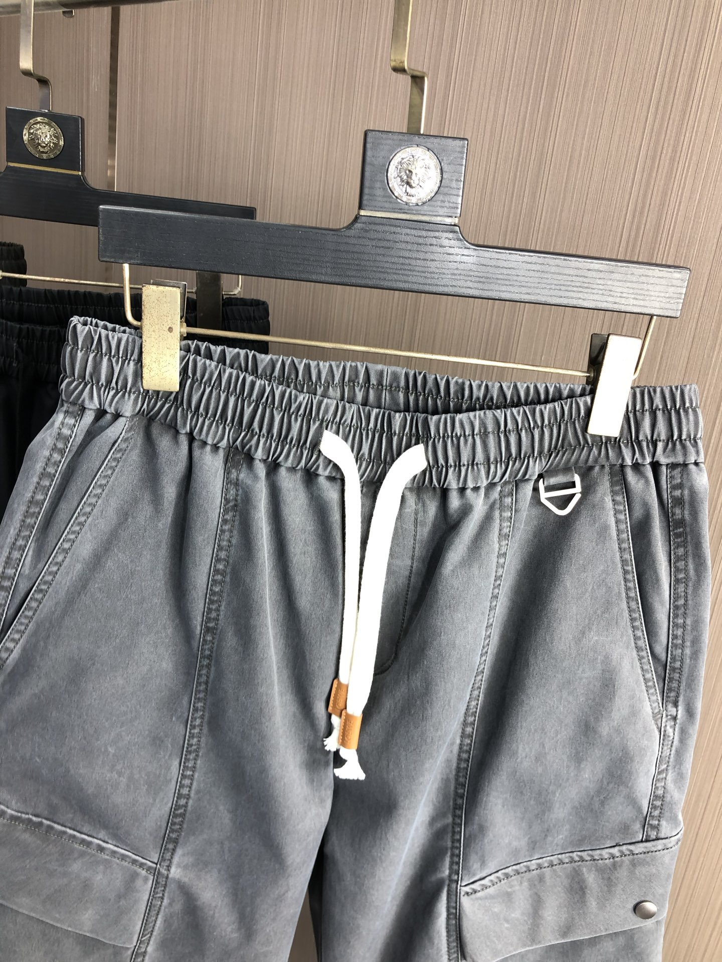 。罗意威。2025秋冬季新款休闲工装裤 时尚休闲 休闲版型 微弹力面料 面料舒适柔软，突破常规牛仔的面料