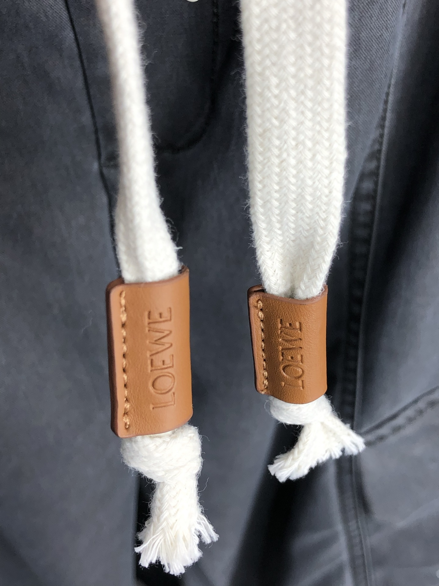 。罗意威。2025秋冬季新款休闲工装裤 时尚休闲 休闲版型 微弹力面料 面料舒适柔软，突破常规牛仔的面料