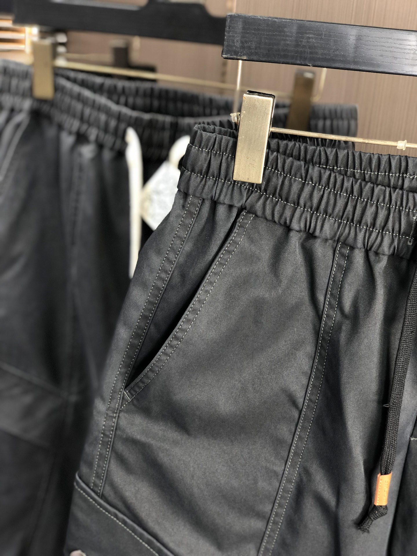 。罗意威。2025秋冬季新款休闲工装裤 时尚休闲 休闲版型 微弹力面料 面料舒适柔软，突破常规牛仔的面料