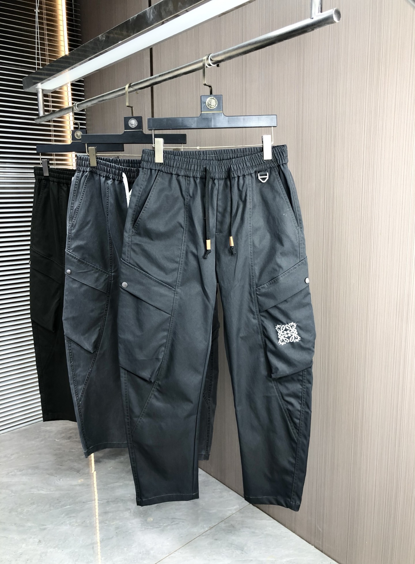 。罗意威。2025秋冬季新款休闲工装裤 时尚休闲 休闲版型 微弹力面料 面料舒适柔软，突破常规牛仔的面料