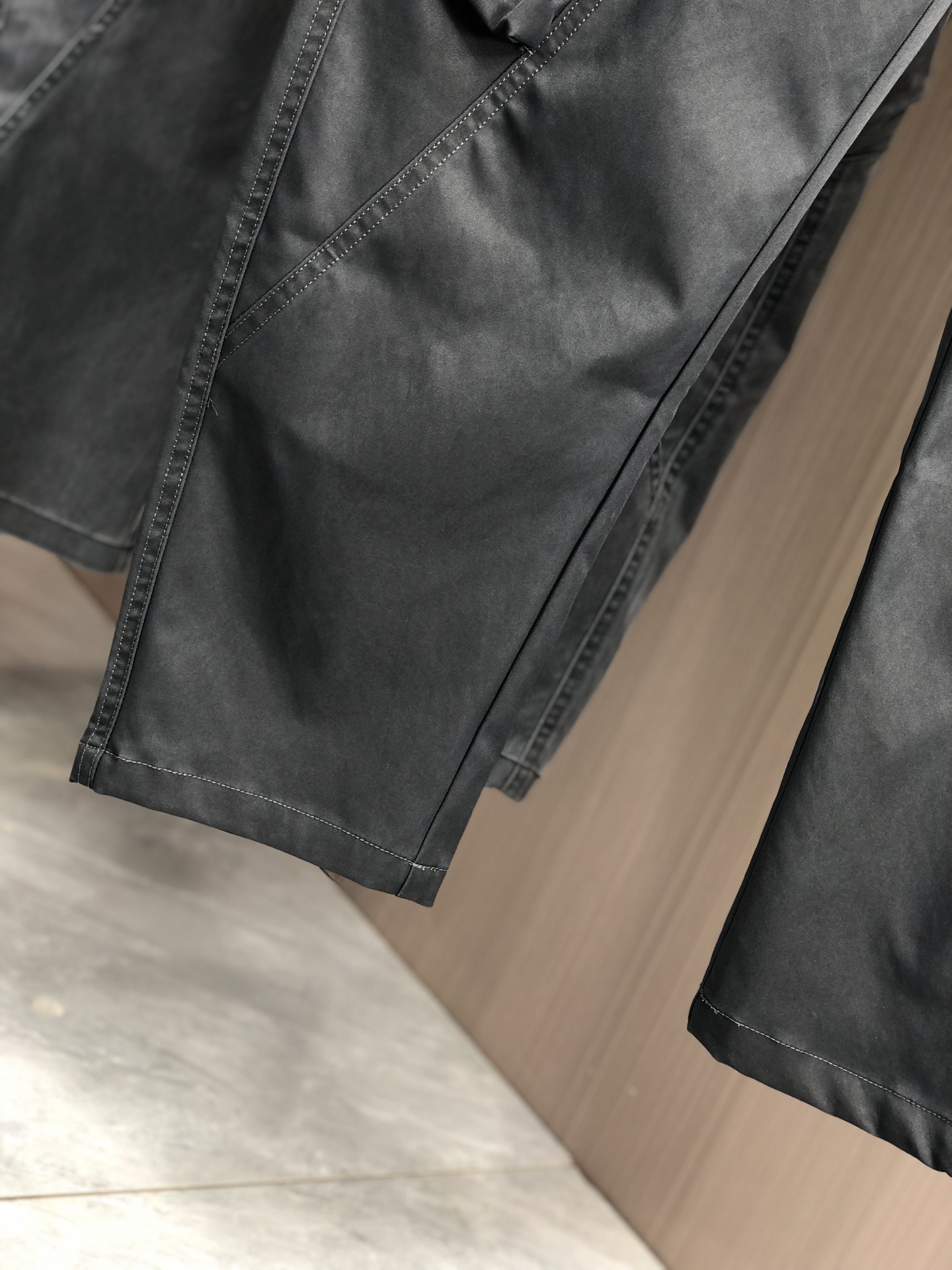 。罗意威。2025秋冬季新款休闲工装裤 时尚休闲 休闲版型 微弹力面料 面料舒适柔软，突破常规牛仔的面料