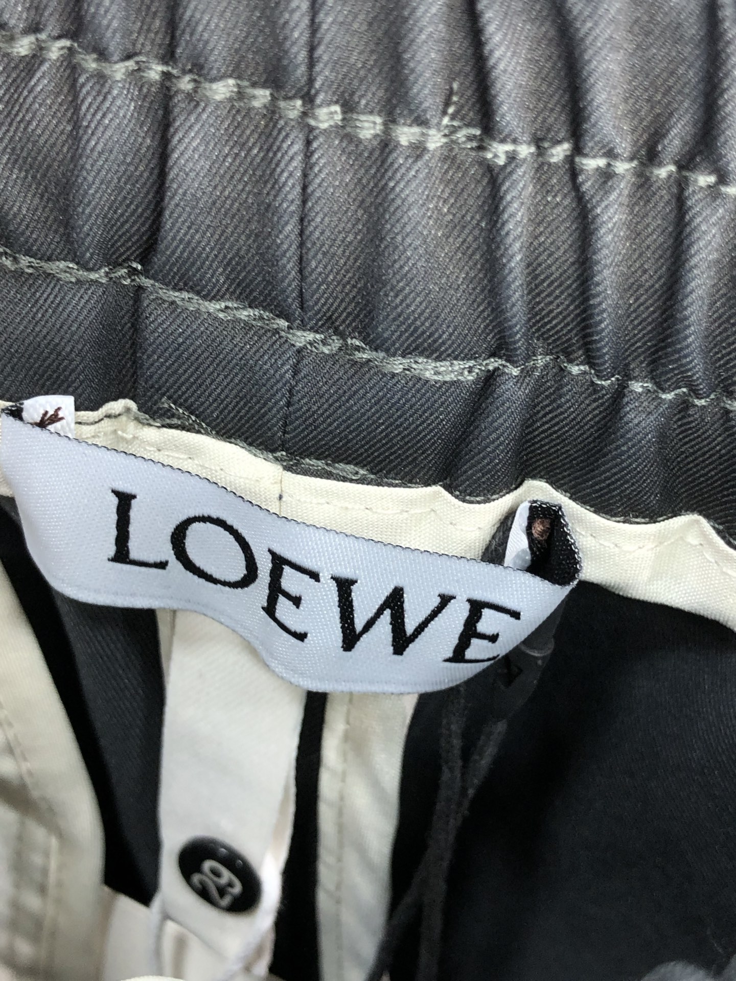 。罗意威。2025秋冬季新款休闲工装裤 时尚休闲 休闲版型 微弹力面料 面料舒适柔软，突破常规牛仔的面料