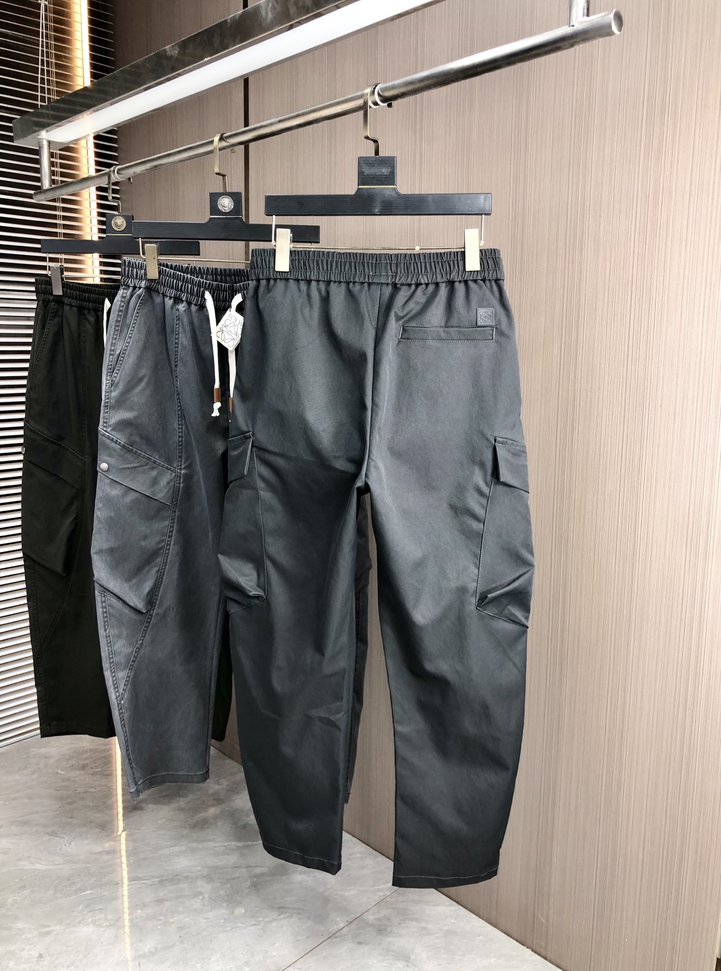 。罗意威。2025秋冬季新款休闲工装裤 时尚休闲 休闲版型 微弹力面料 面料舒适柔软，突破常规牛仔的面料