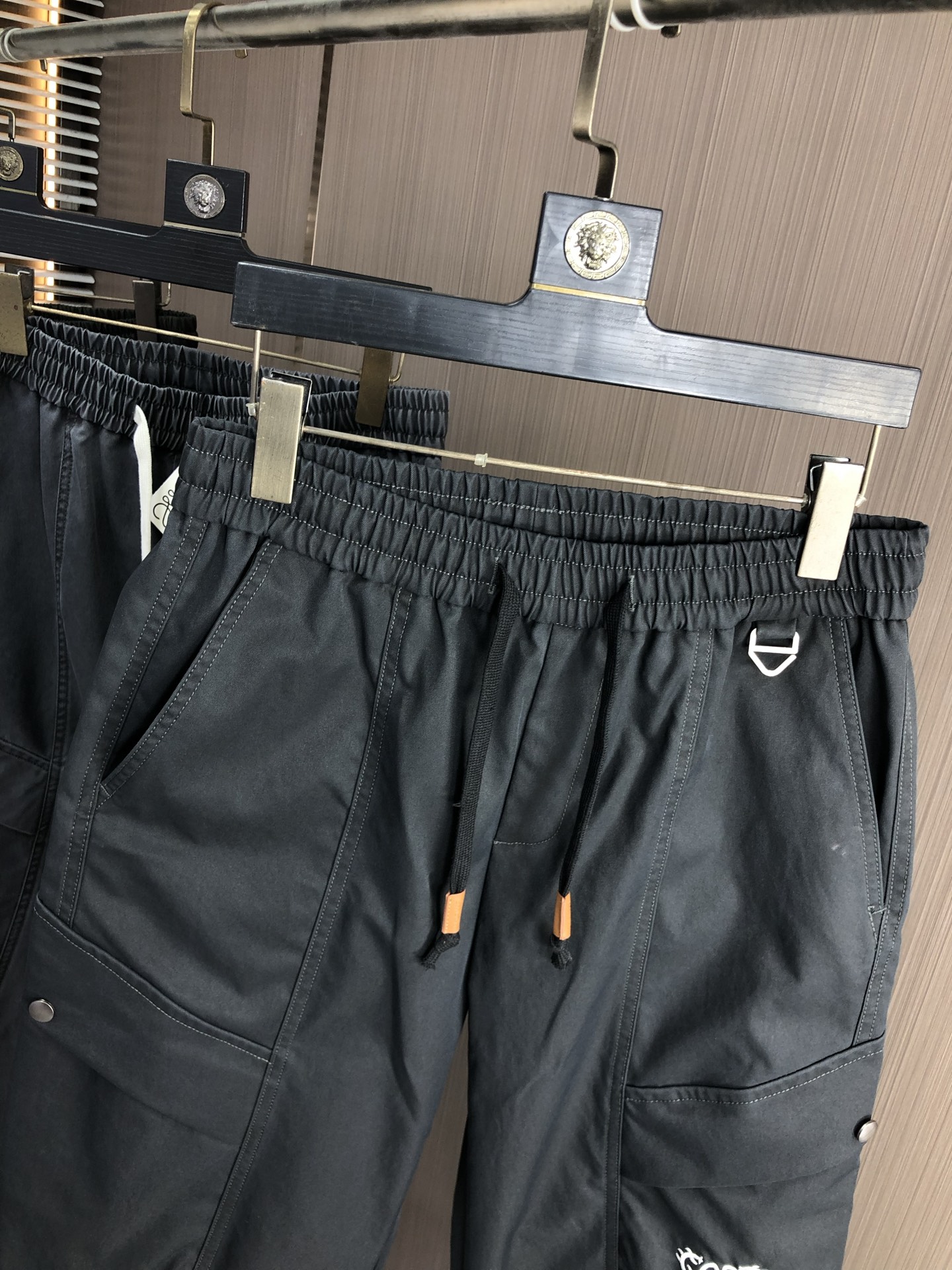 。罗意威。2025秋冬季新款休闲工装裤 时尚休闲 休闲版型 微弹力面料 面料舒适柔软，突破常规牛仔的面料