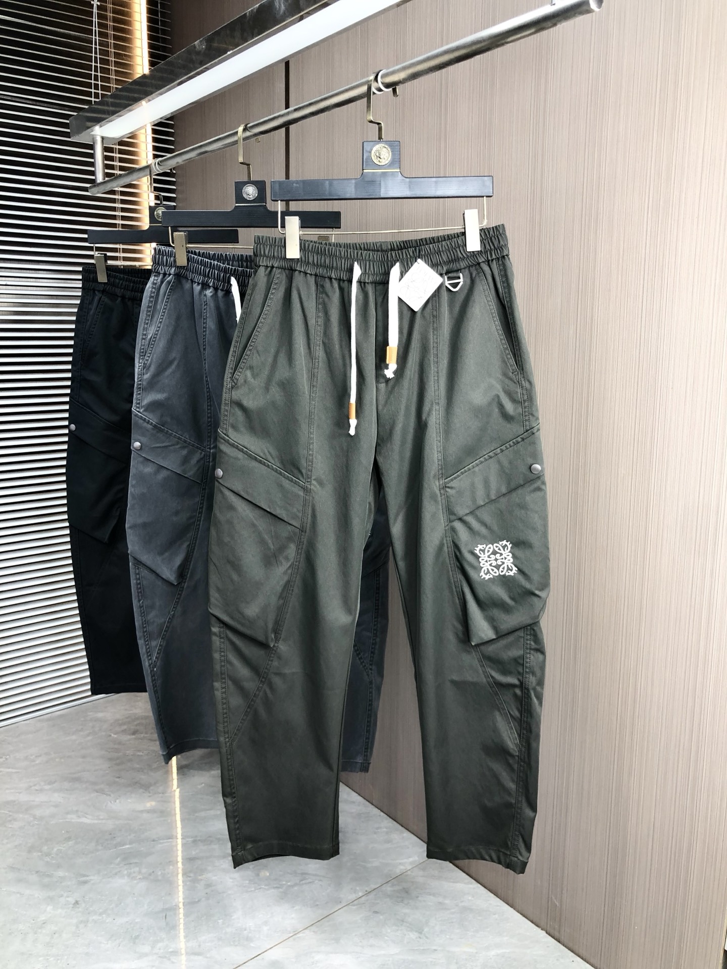 。罗意威。2025秋冬季新款休闲工装裤 时尚休闲 休闲版型 微弹力面料 面料舒适柔软，突破常规牛仔的面料