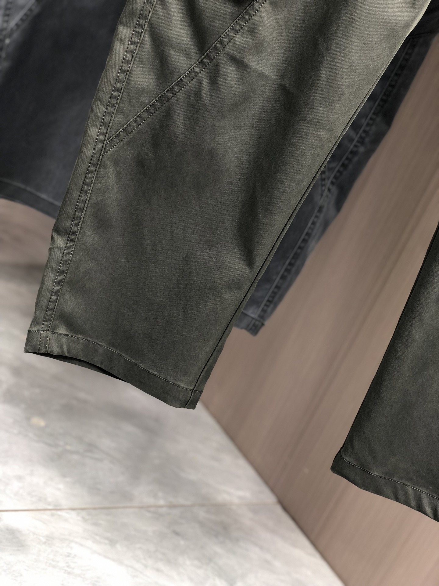 。罗意威。2025秋冬季新款休闲工装裤 时尚休闲 休闲版型 微弹力面料 面料舒适柔软，突破常规牛仔的面料