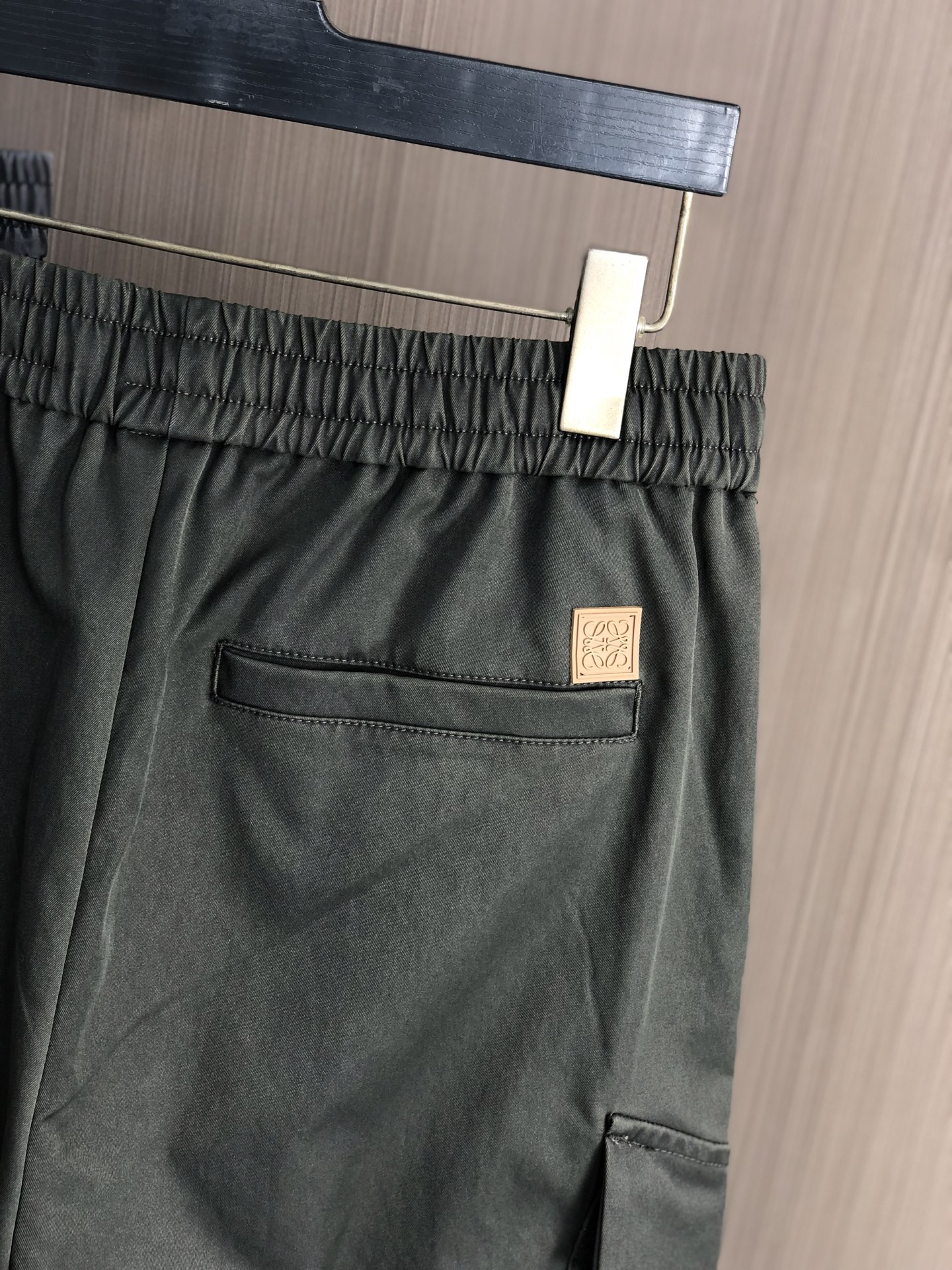 。罗意威。2025秋冬季新款休闲工装裤 时尚休闲 休闲版型 微弹力面料 面料舒适柔软，突破常规牛仔的面料