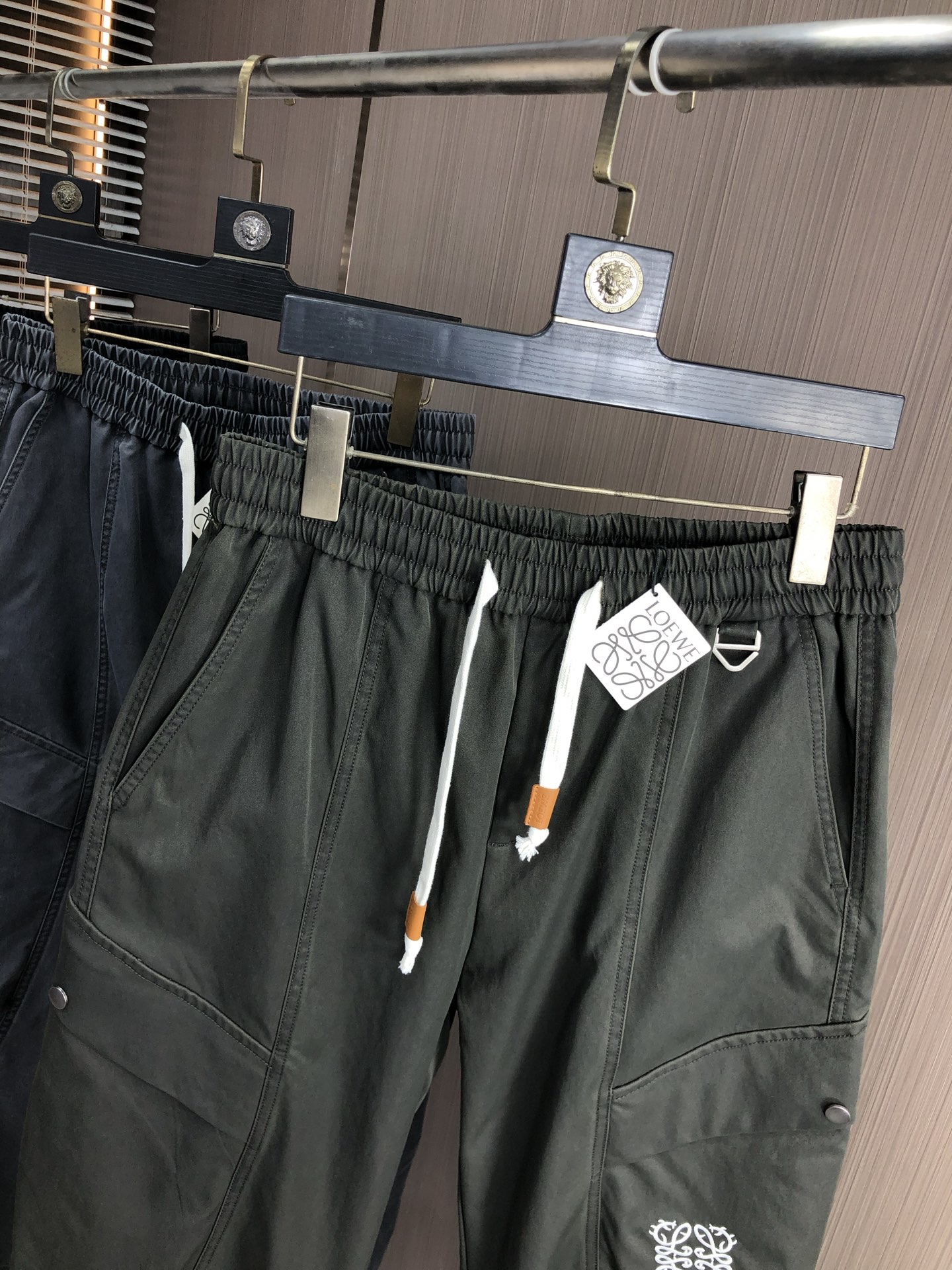 。罗意威。2025秋冬季新款休闲工装裤 时尚休闲 休闲版型 微弹力面料 面料舒适柔软，突破常规牛仔的面料