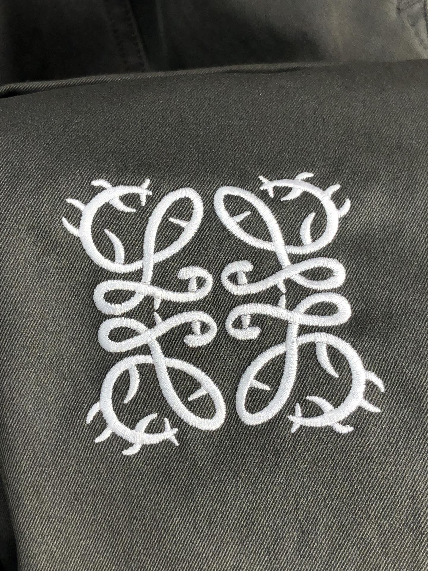 。罗意威。2025秋冬季新款休闲工装裤 时尚休闲 休闲版型 微弹力面料 面料舒适柔软，突破常规牛仔的面料